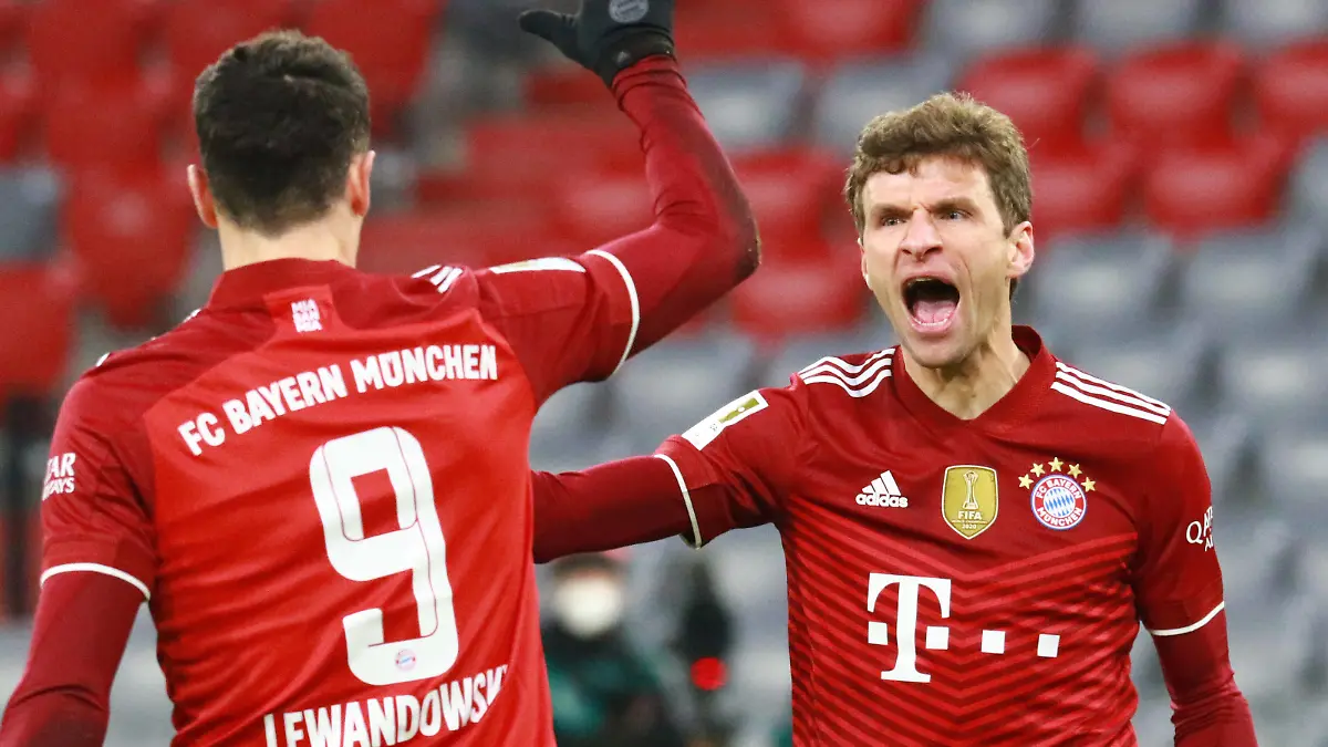 09 Robert Lewandowski, 25 Thomas Mueller FCB Jubel, Torjubel Fussball /1. BL / FC Bayern Muenchen - VfL Wolfsburg / 17.12.2021 / Allianz Arena / FOTO: Mladen Lackovic / LakoPress *** 09 Robert Lewandowski, 25 Thomas Mueller FCB Cheer, Goal Cheer Football 1 BL FC Bayern Muenchen VfL Wolfsburg 17 12 2021 Allianz Arena PHOTO Mladen Lackovic LakoPress