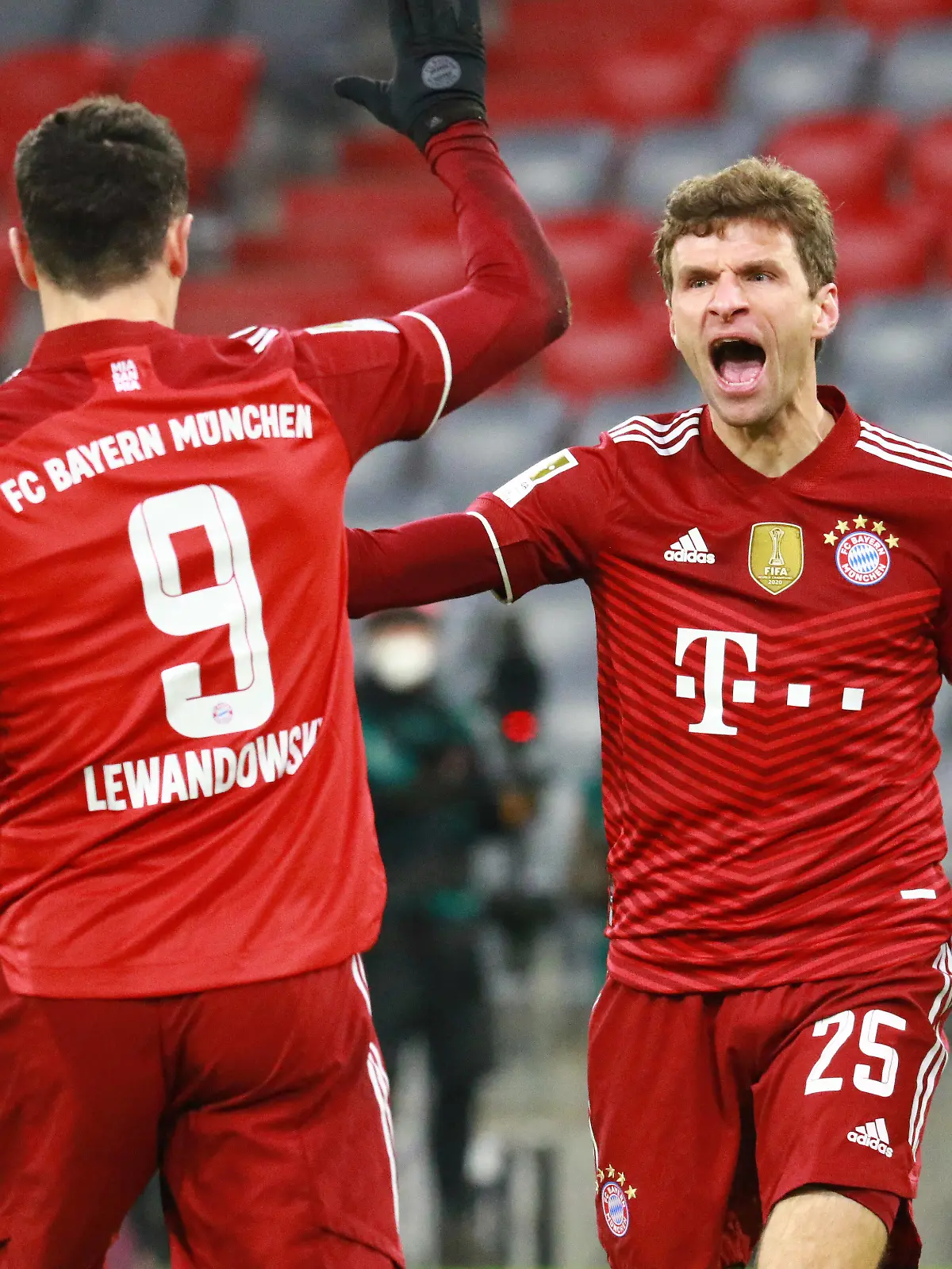  09 Robert Lewandowski, 25 Thomas Mueller FCB Jubel, Torjubel Fussball /1. BL / FC Bayern Muenchen - VfL Wolfsburg / 17.12.2021 / Allianz Arena / FOTO: Mladen Lackovic / LakoPress *** 09 Robert Lewandowski, 25 Thomas Mueller FCB Cheer, Goal Cheer Football 1 BL FC Bayern Muenchen VfL Wolfsburg 17 12 2021 Allianz Arena PHOTO Mladen Lackovic LakoPress