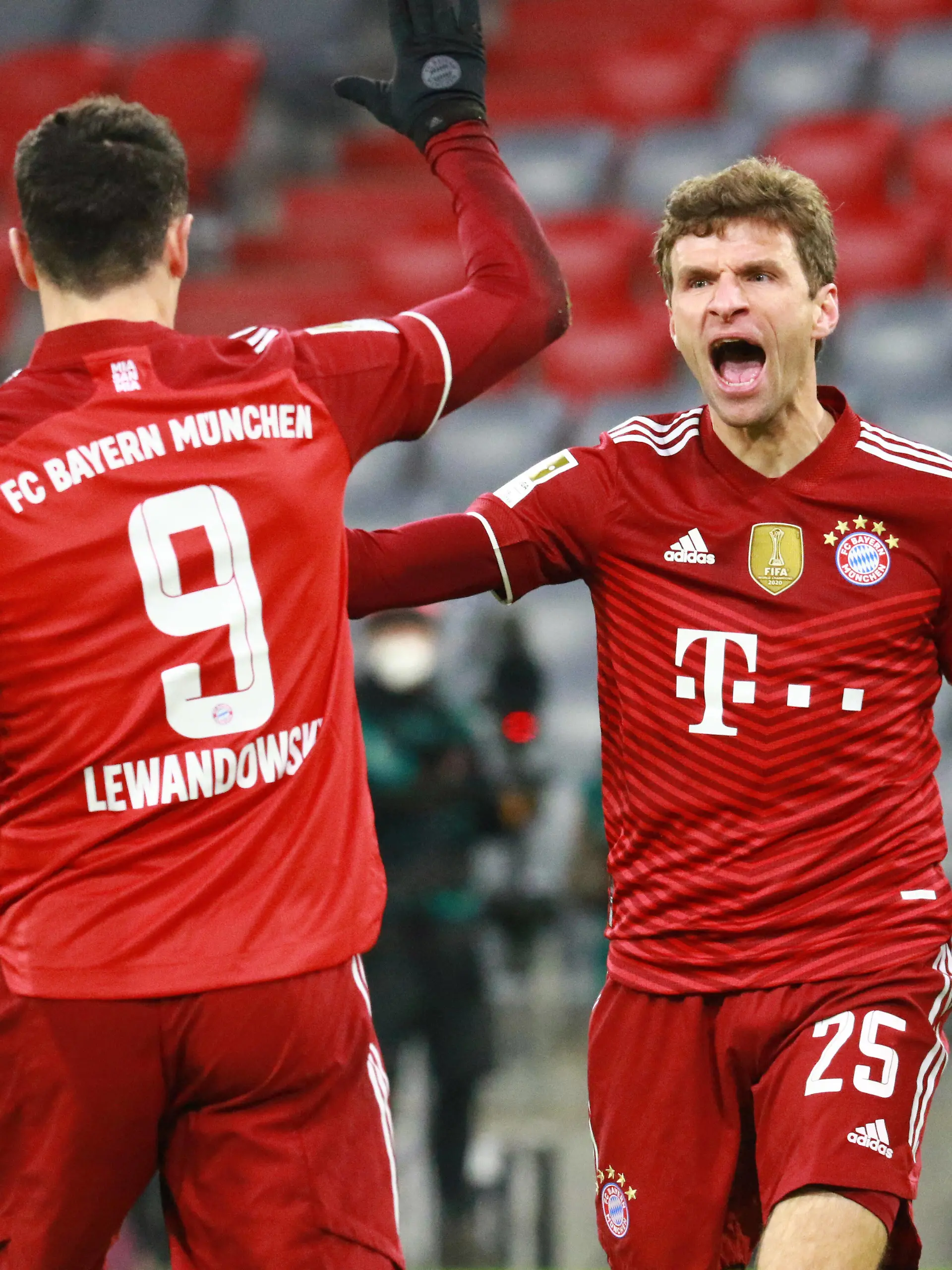  09 Robert Lewandowski, 25 Thomas Mueller FCB Jubel, Torjubel Fussball /1. BL / FC Bayern Muenchen - VfL Wolfsburg / 17.12.2021 / Allianz Arena / FOTO: Mladen Lackovic / LakoPress *** 09 Robert Lewandowski, 25 Thomas Mueller FCB Cheer, Goal Cheer Football 1 BL FC Bayern Muenchen VfL Wolfsburg 17 12 2021 Allianz Arena PHOTO Mladen Lackovic LakoPress