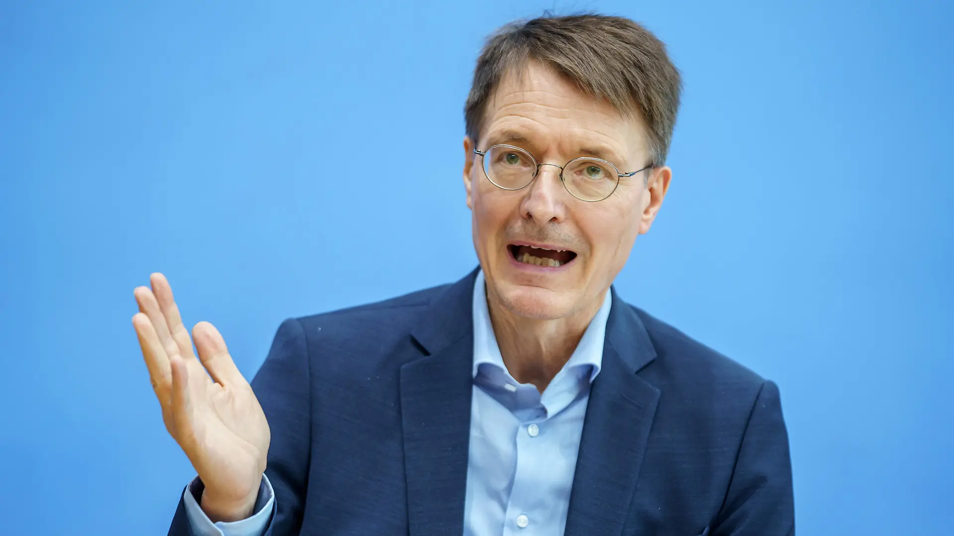 Bundespressekonferenz in Berlin - Kinderimpfung und Corona - Karl Lauterbach, Bundesminister für GesundheitBundespressekonferenz in Berlin - Kinderimpfung und Corona - Karl Lauterbach, Bundesminister für Gesundheit, Berlin Berlin Deutschland Haus der Bundespressekonferenz *** Federal Press Conference in Berlin Child Vaccination and Corona Karl Lauterbach, Federal Minister of Health Federal Press Conference in Berlin Child Vaccination and Corona Karl Lauterbach, Federal Minister of Health, Berlin Berlin Germany House of the Federal Press Conference