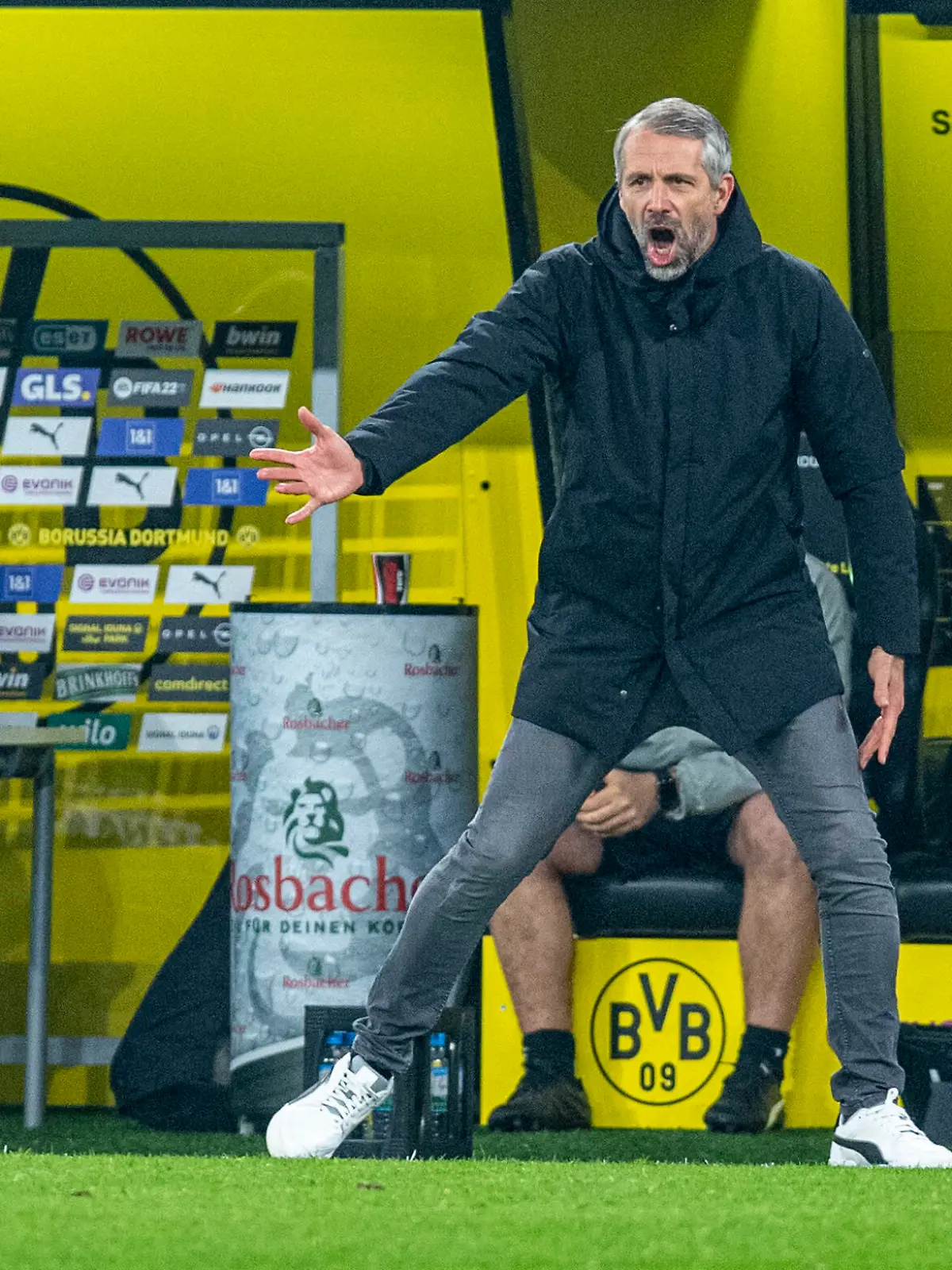  Fußball: 1. Bundesliga, 16. Spieltag, Borussia Dortmund - SpVgg Greuther Fürth am 15.12.2021 im Signal-Iduna-Park in Dortmund Nordrhein-Westfalen. Dortmunds Trainer Marco Rose gibt Anweisungen. DFL REGULATIONS PROHIBIT ANY USE OF PHOTOGRAPHS AS IMAGE SEQUENCES AND/OR QUASI-VIDEO. *** Football 1 Bundesliga, Matchday 16, Borussia Dortmund SpVgg Greuther Fürth on 15 12 2021 at Signal Iduna Park in Dortmund North Rhine Westphalia Dortmund coach Marco Rose gives instructions DFL REGULATES PROHIBIT ANY USE OF PHOTOGRAPHS AS IMAGE SEQUENCES AND OR QUASI VIDEO Copyright: xGuidoxKirchnerx