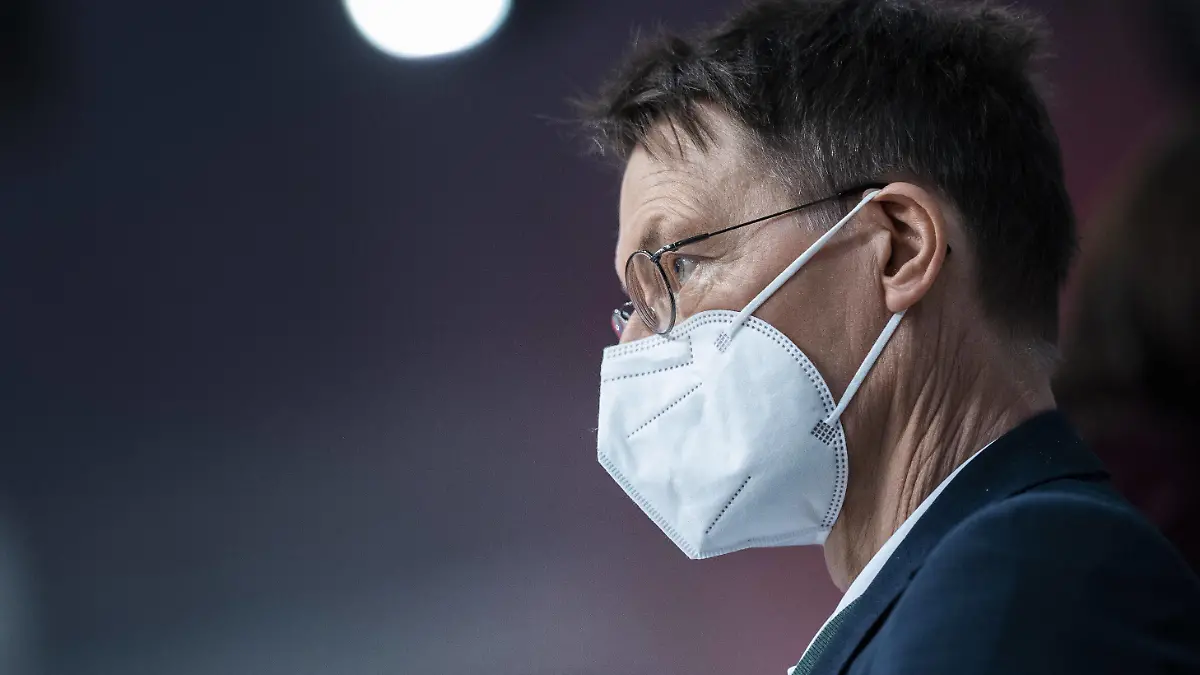 Karl Lauterbach, Bundesminister fuer Gesundheit, aufgenommen im Rahmen des SPD-Bundesparteitages in Berlin, 11.12.2021. Bei diesem Parteitag drei Tage nach der Vereidigung der neuen Bundesregierung sucht die SPD einen neuen Bundesvorsitzenden, der den scheidenden Vorsitzenden Norbert Walter-Borjans im Amt ersetzt. Berlin Deutschland *** Karl Lauterbach, Federal Minister of Health, recorded at the SPD federal party convention in Berlin, 11 12 2021 At this party convention three days after the new federal government was sworn in, the SPD is looking for a new federal leader to replace outgoing leader Norbert Walter Borjans in office Berlin Germany Copyright: xFlorianxGaertner/photothek.dex 