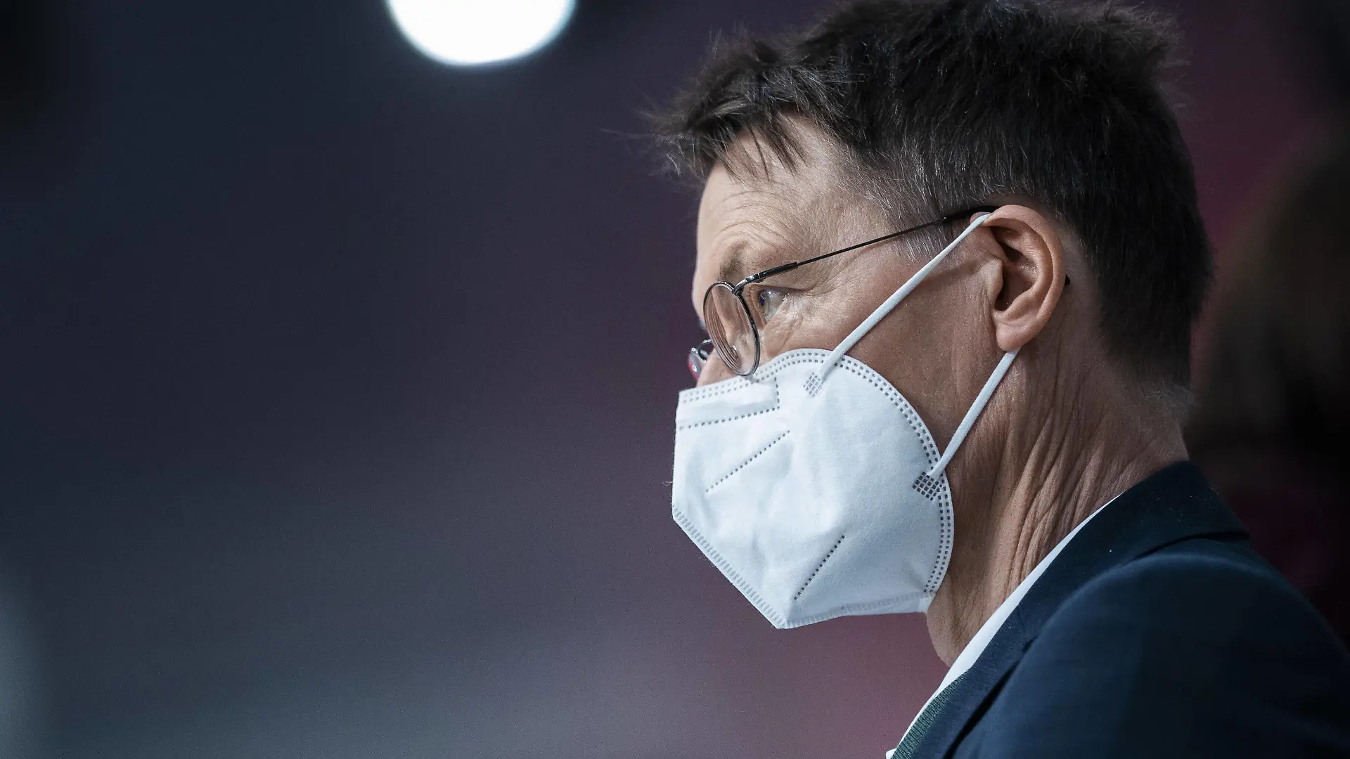 Karl Lauterbach, Bundesminister fuer Gesundheit, aufgenommen im Rahmen des SPD-Bundesparteitages in Berlin, 11.12.2021. Bei diesem Parteitag drei Tage nach der Vereidigung der neuen Bundesregierung sucht die SPD einen neuen Bundesvorsitzenden, der den scheidenden Vorsitzenden Norbert Walter-Borjans im Amt ersetzt. Berlin Deutschland *** Karl Lauterbach, Federal Minister of Health, recorded at the SPD federal party convention in Berlin, 11 12 2021 At this party convention three days after the new federal government was sworn in, the SPD is looking for a new federal leader to replace outgoing leader Norbert Walter Borjans in office Berlin Germany Copyright: xFlorianxGaertner/photothek.dex