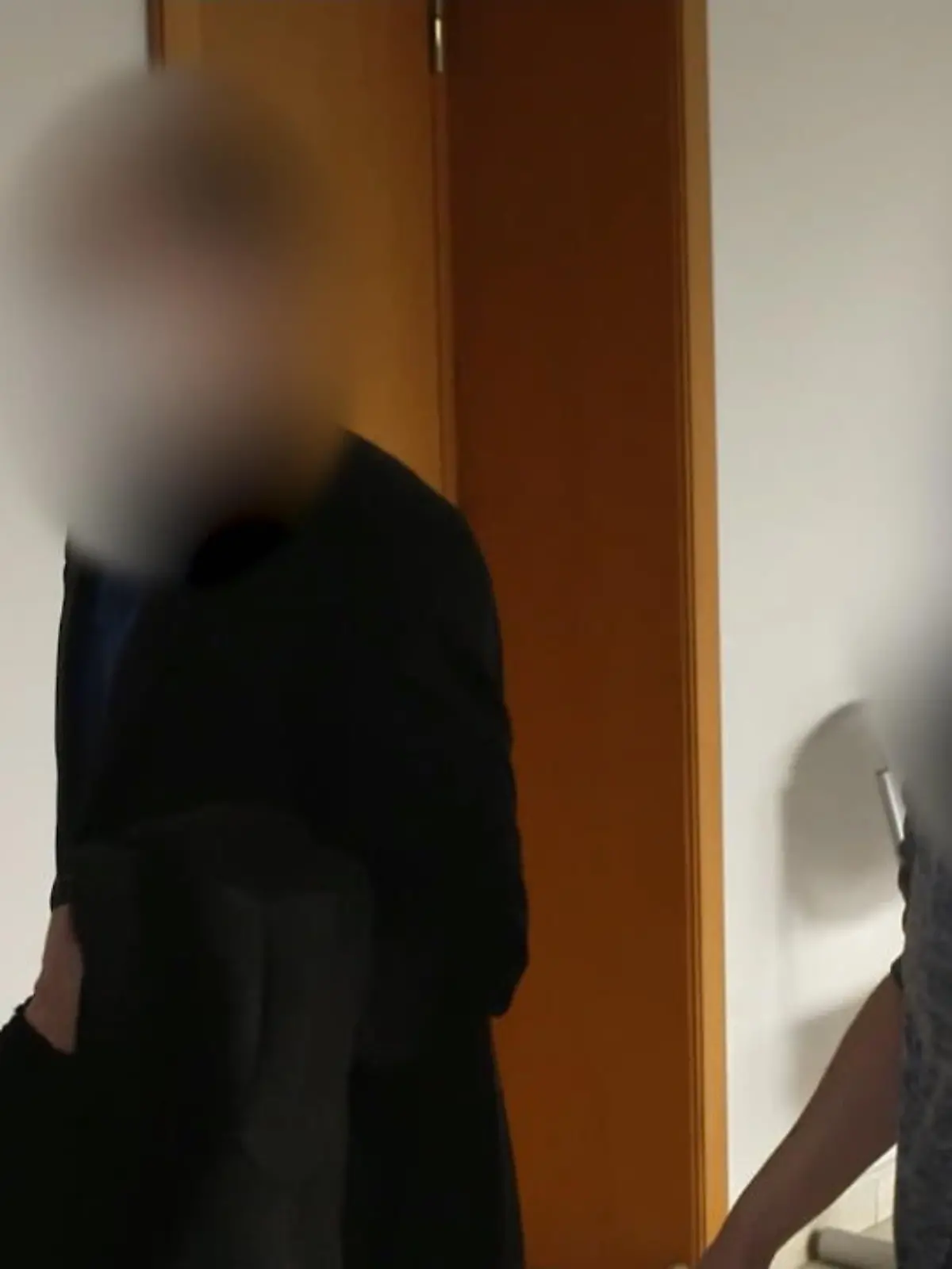 Es ist kaum vorstellbar, was Leon und seine Geschwister jahrelang durchmachen mussten. Die Kinder wurden von ihrem Stiefvater körperlich schwer misshandelt, die Mutter unternahm nichts dagegen. Doch beide kamen mit Bewährungsstrafen davon. Tim F., der leibliche Vater der Kinder, kämpft seit den Vorfällen mit psychischen Problemen. Er erzählt, was er über die schlimmen Taten erfahren hat.
