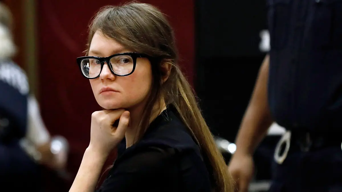 ARCHIV - 26.04.2019, USA, New York: Anna Sorokin sitzt am Tisch der Verteidigung während der Beratungen der Geschworenen in ihrem Prozess am New York State Supreme Court am 25. April 2019 in New York. Die deutsche Hochstaplerin Anna Sorokin (31) ist in den Vereinigten Staaten aus der Abschiebehaft entlassen worden. Sorokin habe eine Kaution von 10 000 Dollar hinterlegt und werde unter Hausarrest in New York gestellt. (zu dpa: «Deutsche Hochstaplerin unter Bedingungen aus Abschiebehaft entlassen») Foto: Richard Drew/AP/dpa +++ dpa-Bildfunk +++