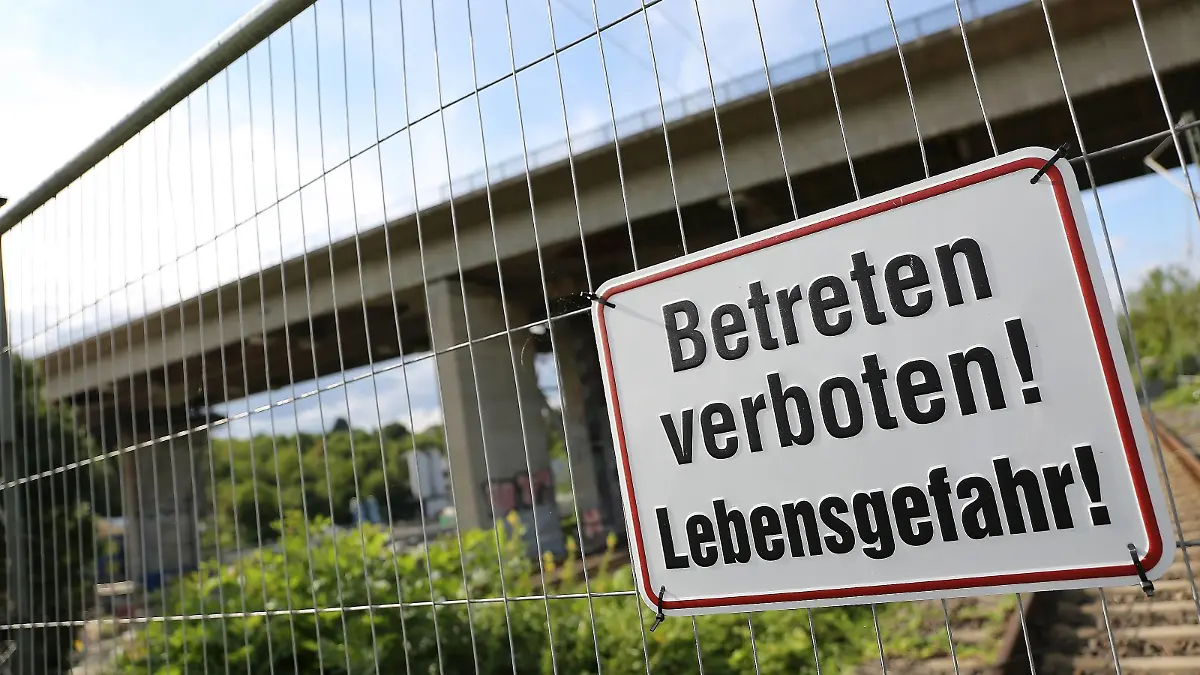  31.07.2021 Wiesbaden, Salzbachtalbrücke Salzbachtalbrücke, 304 Meter lang, Autobahnbrücke der A 66 im Wiesbadener Stadtteil Biebrich, die gesperrt wurde und demnächst gesprengt wird, der Südteil der Brücke wird derzeit stabilisiert, duch die Sperrung gibt es auch Probleme im öffentlichen Nahverkehr *** 31 07 2021 Wiesbaden, Salzbachtalbrücke Salzbachtalbrücke, 304 meters long, motorway bridge of the A 66 in the Wiesbaden district of Biebrich, which has been closed and will soon be blown up, the southern part of the bridge is currently being stabilized, due to the closure there are also problems with public transport