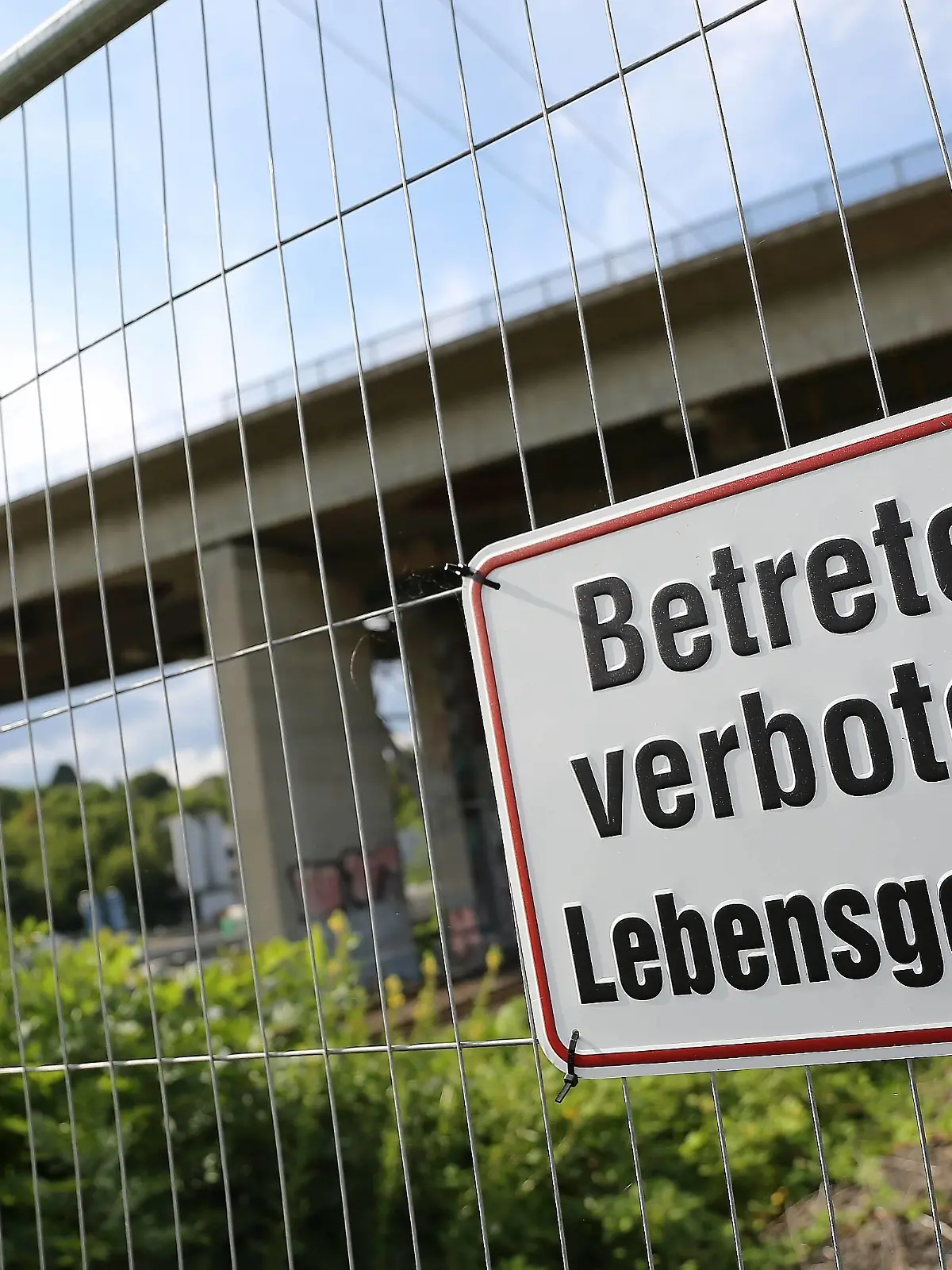  31.07.2021 Wiesbaden, Salzbachtalbrücke Salzbachtalbrücke, 304 Meter lang, Autobahnbrücke der A 66 im Wiesbadener Stadtteil Biebrich, die gesperrt wurde und demnächst gesprengt wird, der Südteil der Brücke wird derzeit stabilisiert, duch die Sperrung gibt es auch Probleme im öffentlichen Nahverkehr *** 31 07 2021 Wiesbaden, Salzbachtalbrücke Salzbachtalbrücke, 304 meters long, motorway bridge of the A 66 in the Wiesbaden district of Biebrich, which has been closed and will soon be blown up, the southern part of the bridge is currently being stabilized, due to the closure there are also problems with public transport