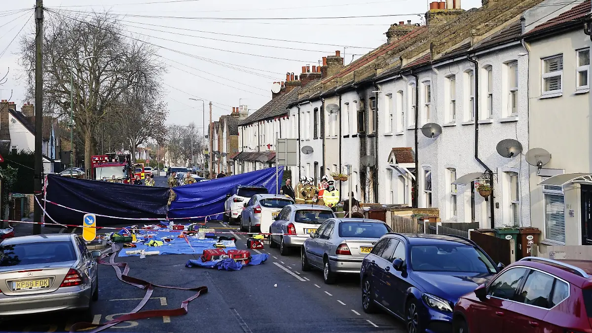 House fire sutton. Emergency services at the scene in Sutton, south London, where four children who are believed to be related have died following a fire at a house. Picture date: Friday December 17, 2021. The London Fire Brigade (LFB) said eight fire engines and around 60 firefighters were sent to Collingwood Road, Sutton, at just before 7pm on Thursday to reports of the fire. See PA story FIRE Sutton. Photo credit should read: Aaron Chown/PA Wire URN:64383609
