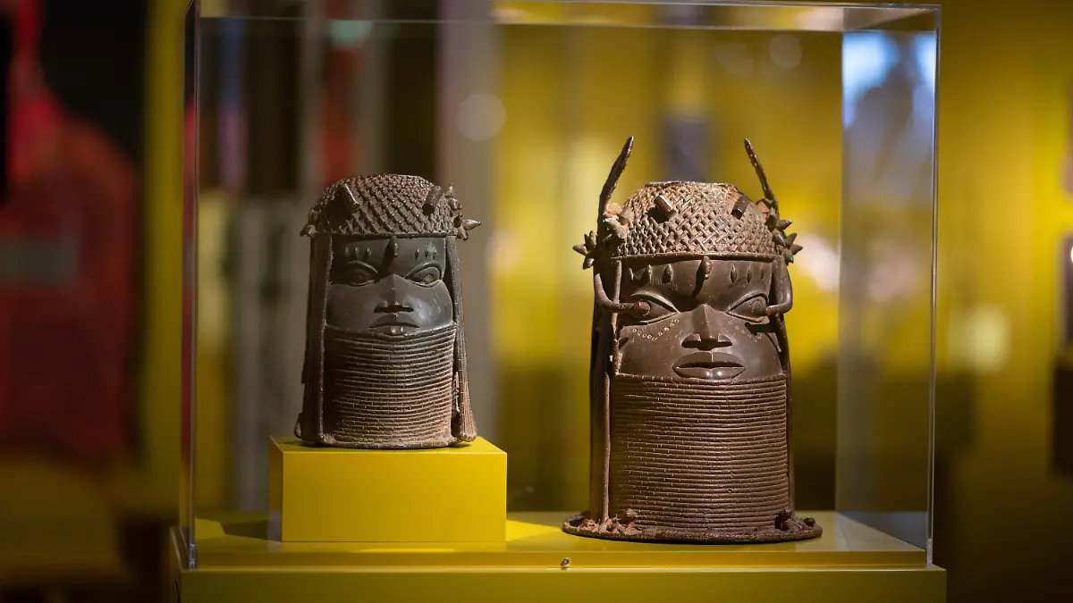 16.12.2021, Hamburg: Gedenkköpfe eines Königs aus einer Unbekannten Werkstatt der Bronzegießergilde Igun Eronmwon (Königreich Benin, Nigeria, 19. Jahrhundert) sind in der Ausstellung «Benin. Geraubte Geschichte» im Museum am Rothenbaum zu sehen. (zu dpa «Museum am Rothenbaum zeigt «Benin-Bronzen» vor Rückgabe») Foto: Daniel Reinhardt/dpa - ACHTUNG: Nur zur redaktionellen Verwendung im Zusammenhang mit einer Berichterstattung über die Ausstellung und nur mit vollständiger Nennung des vorstehenden Credits +++ dpa-Bildfunk +++