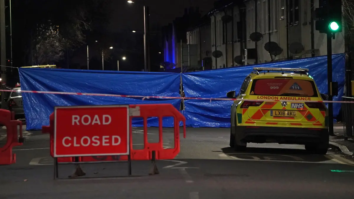 16.12.2021, Großbritannien, London: Ein Fahrzeug der Ambulanz steht nach einem Brand im Stadtbezirk Sutton. Bei einem Hausbrand im Süden Londons sind am Donnerstagabend vier Kinder ums Leben gekommen. Foto: Kirsty O'connor/PA Wire/dpa +++ dpa-Bildfunk +++