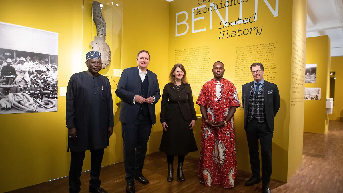 16.12.2021, Hamburg: Abba Isa Tijani (l-r), Generaldirektor der National Commission for Museums and Monuments, Carsten Brosda (SPD), Kultursenator von Hamburg, Barbara Plankensteiner, Direktorin des Museums am Rothenbaum, Osaisonor Godfrey Ekhator-Obogie, Mitglied des kuratorischen Teams, und Martin Hoernes, Generalsekretär der Ernst von Siemens Kunststiftung, stehen in der Ausstellung «Benin. Geraubte Geschichte» im Museum am Rothenbaum für ein Foto zusammen. (zu dpa «Museum am Rothenbaum zeigt «Benin-Bronzen» vor Rückgabe») Foto: Daniel Reinhardt/dpa - ACHTUNG: Nur zur redaktionellen Verwendung im Zusammenhang mit einer Berichterstattung über die Ausstellung und nur mit vollständiger Nennung des vorstehenden Credits +++ dpa-Bildfunk +++