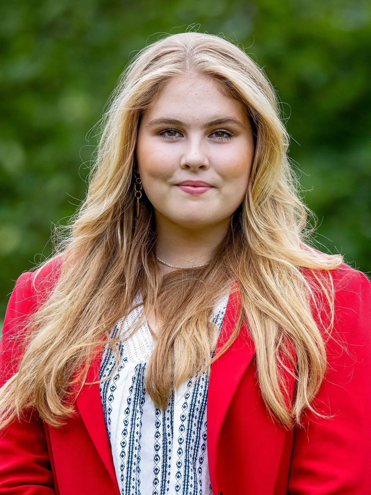 ARCHIV - 16.07.2021, Niederlande, Den Haag: Prinzessin Amalia der Niederlande, aufgenommen bei einem Fototermin der Königsfamilie im Huis ten Bosch Palast. Am 7. Dezember wird Prinzessin Catharina-Amalia Beatrix Carmen Victoria 18 Jahre alt. (zu dpa «Mit «Anton aus Tirol» und Diadem: Oranje-Prinzessin Amalia wird 18») Foto: Patrick van Katwijk/Dutch Photo Press/dpa +++ dpa-Bildfunk +++