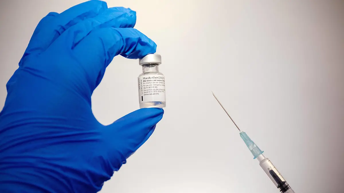  Duesseldorf, Deutschland 02. Februar 2021: Eine Ampulle mit dem Impfstoff gegen Covid-19 von Pfizer-BioNTech wird in der linken Hand gehalten und die Spritze mit dem aufgezogenen Impfstoff Nordrhein Westfalen *** Duesseldorf, Germany 02 February 2021 An ampoule containing Pfizer BioNTechs Covid 19 vaccine is held in the left hand and the syringe with the vaccine drawn up Nordrhein Westfalen Copyright: xFotostandx/xWundrigx