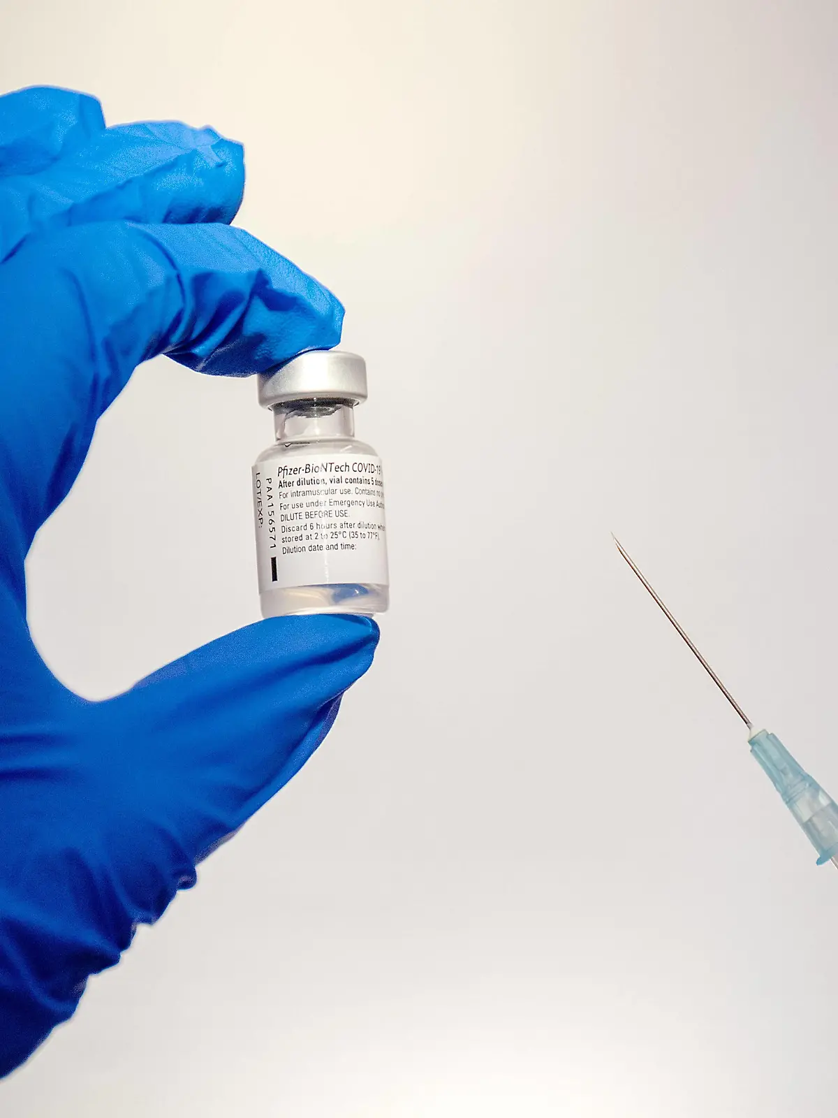 Duesseldorf, Deutschland 02. Februar 2021: Eine Ampulle mit dem Impfstoff gegen Covid-19 von Pfizer-BioNTech wird in der linken Hand gehalten und die Spritze mit dem aufgezogenen Impfstoff Nordrhein Westfalen *** Duesseldorf, Germany 02 February 2021 An ampoule containing Pfizer BioNTechs Covid 19 vaccine is held in the left hand and the syringe with the vaccine drawn up Nordrhein Westfalen Copyright: xFotostandx/xWundrigx