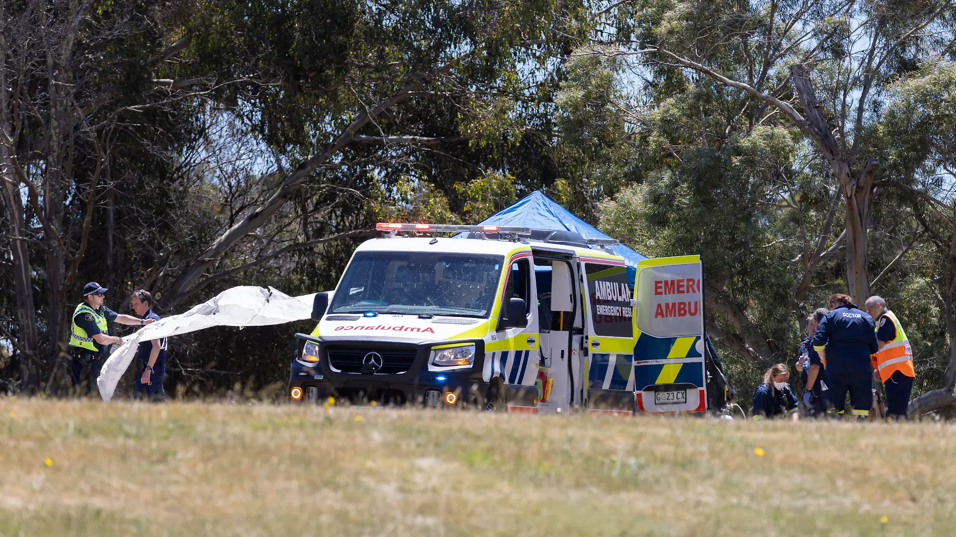 16.12.2021, Australien, Devonport: Rettungskräfte sind in der Nähe der Hillcrest Primary School im Einsatz. Bei einem schweren Unfall mit einer Hüpfburg im australischen Bundesstaat Tasmanien sind zwei Kinder ums Leben gekommen. Mehrere weitere Kinder seien verletzt worden, einige von ihnen schwer, als heftiger Wind die aufblasbare Burg in die Luft gewirbelt habe, teilte die örtliche Polizei mit. Die Kinder seien aus bis zu zehn Metern Höhe in die Tiefe gestürzt. Foto: Grant Wells/AAP/dpa +++ dpa-Bildfunk +++