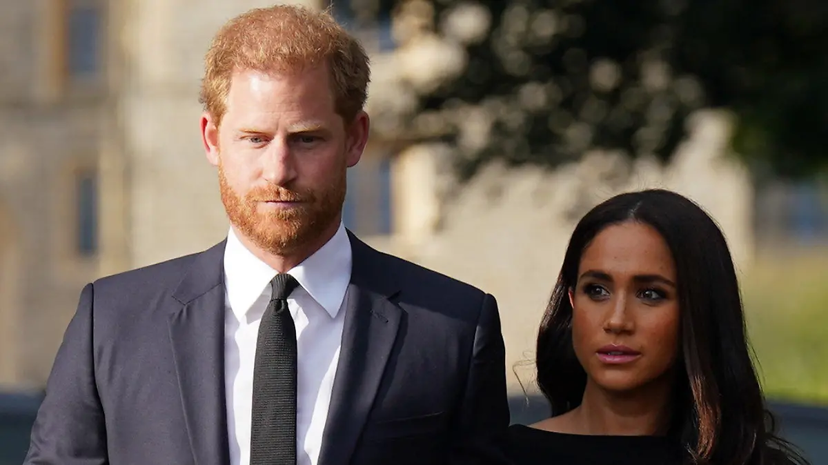 ARCHIV - 10.09.2022, Großbritannien, Windsor: Prinz Harry, Herzog von Sussex, und seine Frau Meghan, Herzogin von Sussex, treffen nach dem Tod der britischen Königin auf Schloss Windsor ein. (zu dpa KORR "Von der Traumhochzeit zum royalen Alptraum: 5 Jahre Meghan und Harry") Foto: Kirsty O'connor/PA Wire/dpa +++ dpa-Bildfunk +++
