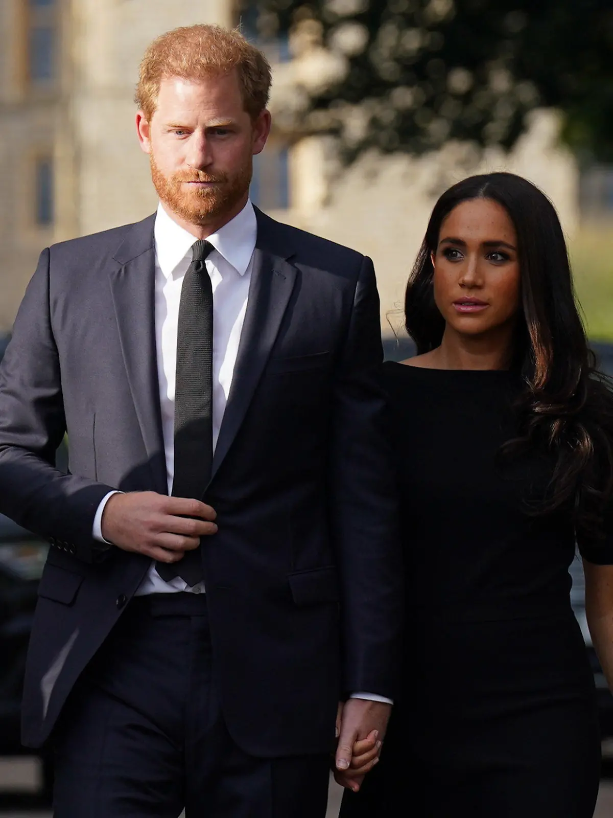 ARCHIV - 10.09.2022, Großbritannien, Windsor: Prinz Harry, Herzog von Sussex, und seine Frau Meghan, Herzogin von Sussex, treffen nach dem Tod der britischen Königin auf Schloss Windsor ein. (zu dpa KORR "Von der Traumhochzeit zum royalen Alptraum: 5 Jahre Meghan und Harry") Foto: Kirsty O'connor/PA Wire/dpa +++ dpa-Bildfunk +++
