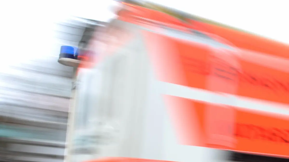 Ein Rettungswagen fährt am 19.01.2012 während eines Einsatzes über eine Straße in München (Oberbayern). In Bayern sind am Wochenende (12./13.08.2017) mehrere Menschen bei Unfällen verletzt worden. Foto: Andreas Gebert/dpa +++(c) dpa - Bildfunk+++
