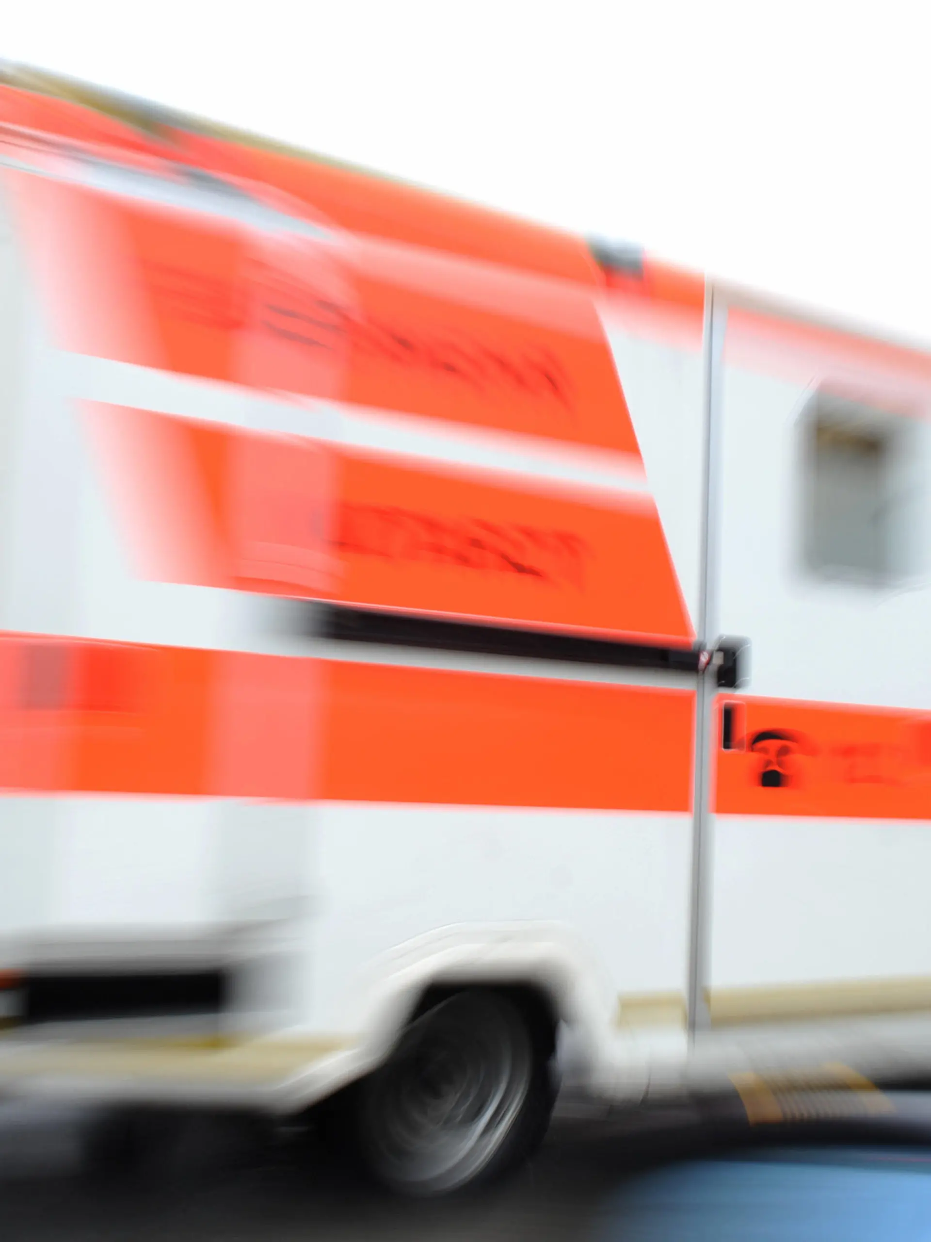 Ein Rettungswagen fährt am 19.01.2012 während eines Einsatzes über eine Straße in München (Oberbayern). In Bayern sind am Wochenende (12./13.08.2017) mehrere Menschen bei Unfällen verletzt worden. Foto: Andreas Gebert/dpa +++(c) dpa - Bildfunk+++