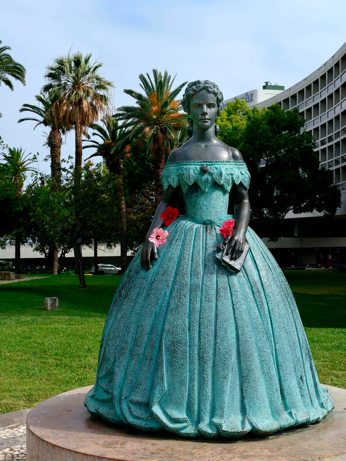 Denkmal der Kaiserin Elisabeth von Österreich-Ungarn, Künstler Lagoa Henriques, genannt Sissi, Sisi, Funchal, Madeira, Portugal, Europa *** Monument to Empress Elisabeth of Austria Hungary, artist Lagoa Henriques, called Sissi, Sisi, Funchal, Madeira, Portugal, Europe Copyright: imageBROKER/J.xPfeiffer iblpjr05185068.jpg  Bitte beachten Sie die gesetzlichen Bestimmungen des deutschen Urheberrechtes hinsichtlich der Namensnennung des Fotografen im direkten Umfeld der Veröffentlichung!