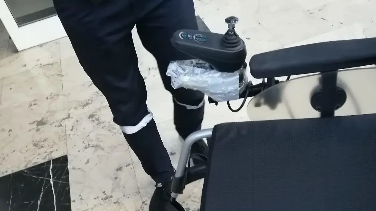Kaputter E-Rolli mit angeklebtem Joystick