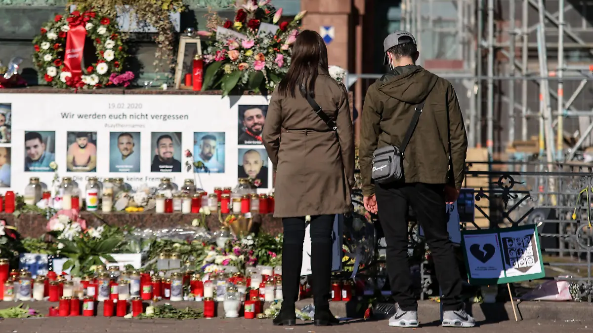 News Bilder des Tages 21.02.2021, xpsx, Lokal Hanau Nachbericht Jahrestag des Attentats v.l. Trauner, Gedenken, Blumen, Kerzen, Opfer, Anschlag, Attentat, 19.Februar 2020, Hanau, HU, Tatort,, Hanau Hessen Deutschland DEU Inennstadt *** 21 02 2021, xpsx, local Hanau after report anniversary of assassination v l Trauner, commemoration, flowers, candles, victims, attack, assassination, 19 February 2020, Hanau, HU, crime scene,, Hanau Hesse Germany DEU Inennstadt