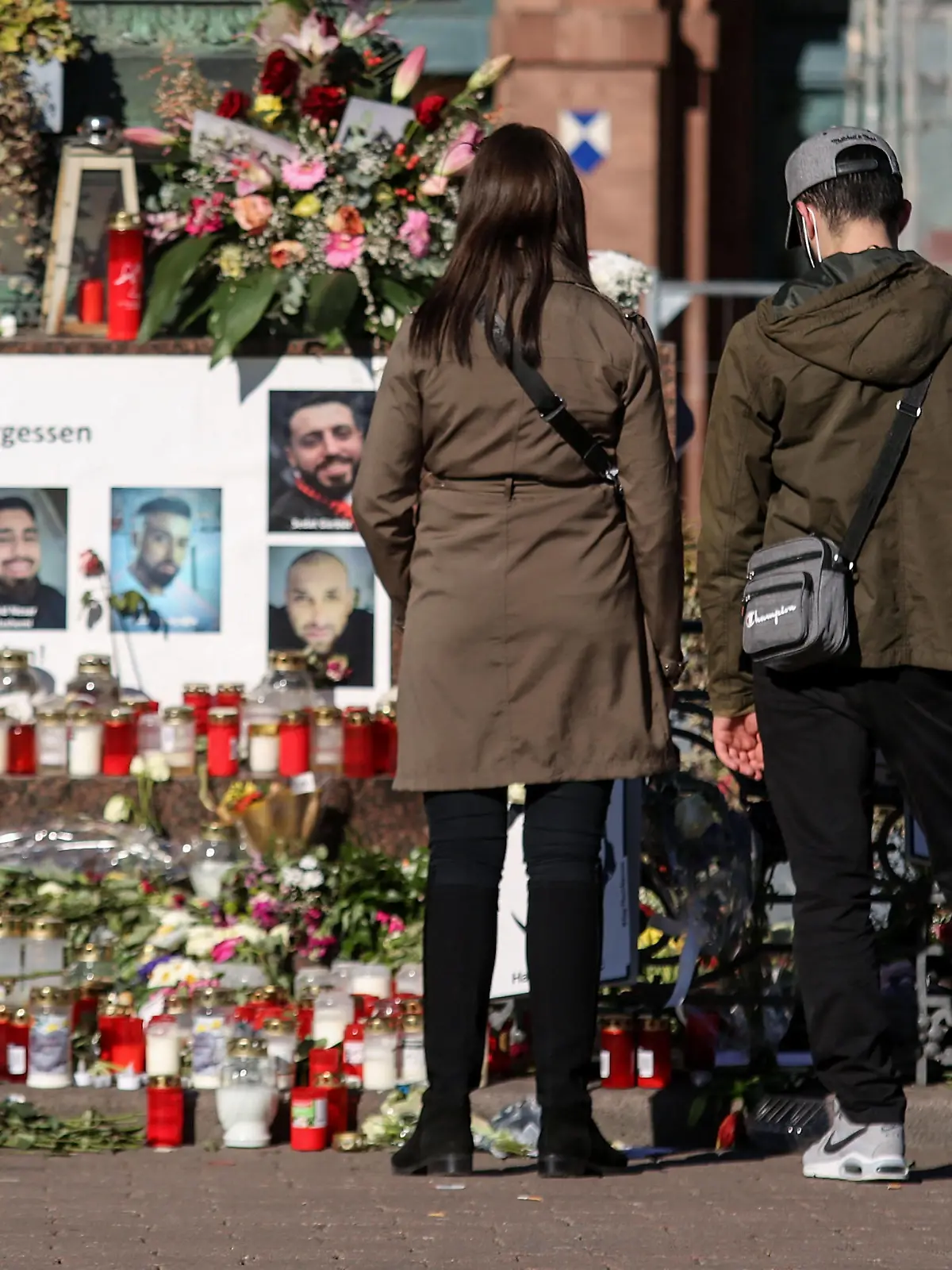 News Bilder des Tages 21.02.2021, xpsx, Lokal Hanau Nachbericht Jahrestag des Attentats v.l. Trauner, Gedenken, Blumen, Kerzen, Opfer, Anschlag, Attentat, 19.Februar 2020, Hanau, HU, Tatort,, Hanau Hessen Deutschland DEU Inennstadt *** 21 02 2021, xpsx, local Hanau after report anniversary of assassination v l Trauner, commemoration, flowers, candles, victims, attack, assassination, 19 February 2020, Hanau, HU, crime scene,, Hanau Hesse Germany DEU Inennstadt