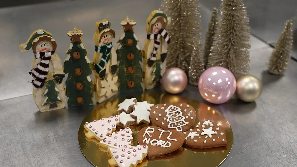 Zimtsterne, Lebkuchen-Plätzchen und Mürbeteig-Kekse