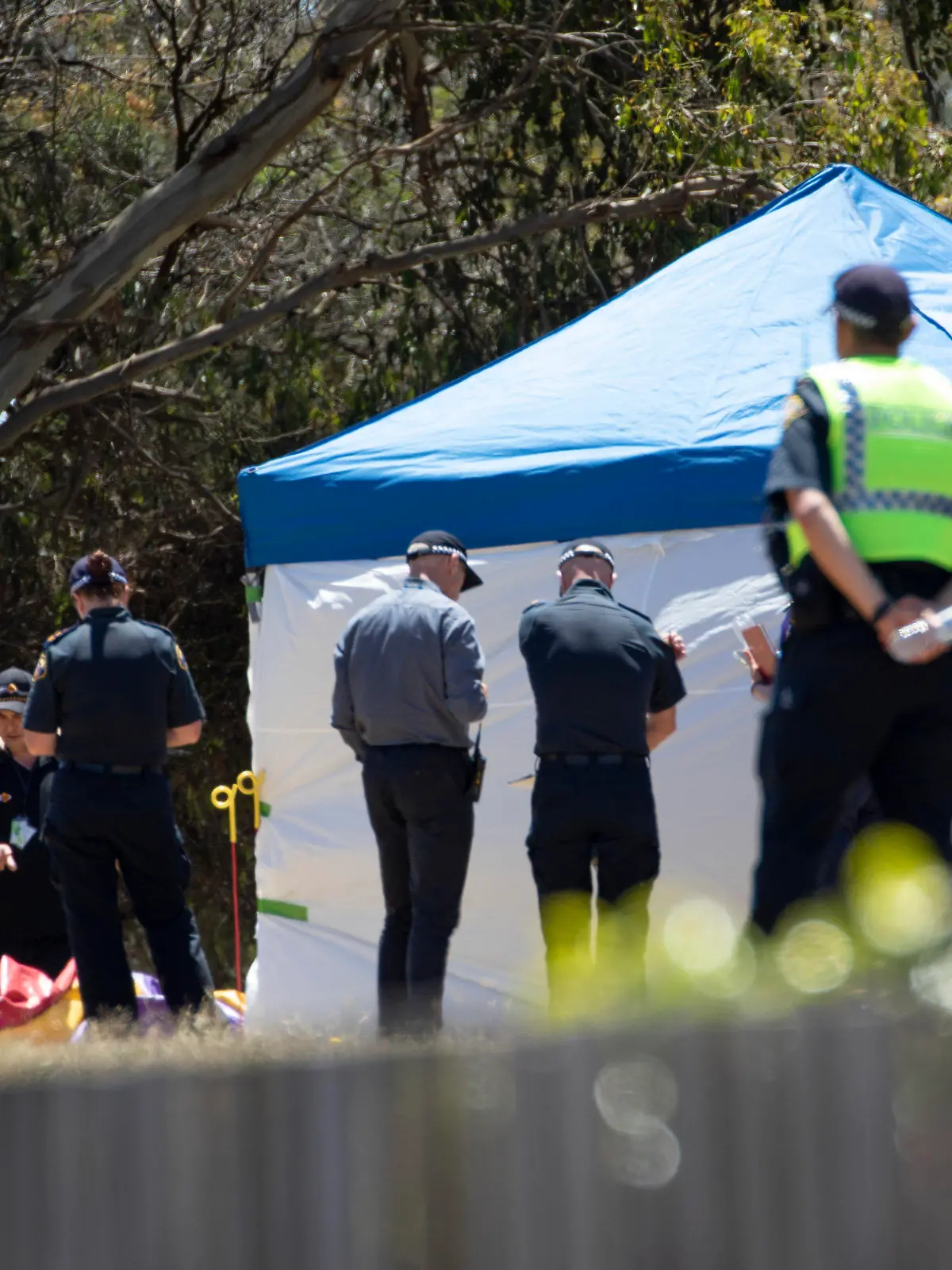 16.12.2021, Australien, Devonport: Beamte von Worksafe Tasmania (l) inspizieren die Hüpfburg an der Hillcrest Primary School. Bei einem schweren Unfall mit einer Hüpfburg im australischen Bundesstaat Tasmanien sind zwei Kinder ums Leben gekommen. Mehrere weitere Kinder seien verletzt worden, einige von ihnen schwer, als heftiger Wind die aufblasbare Burg in die Luft gewirbelt habe, teilte die örtliche Polizei mit. Die Kinder seien aus bis zu zehn Metern Höhe in die Tiefe gestürzt. Foto: Grant Wells/AAP/dpa +++ dpa-Bildfunk +++