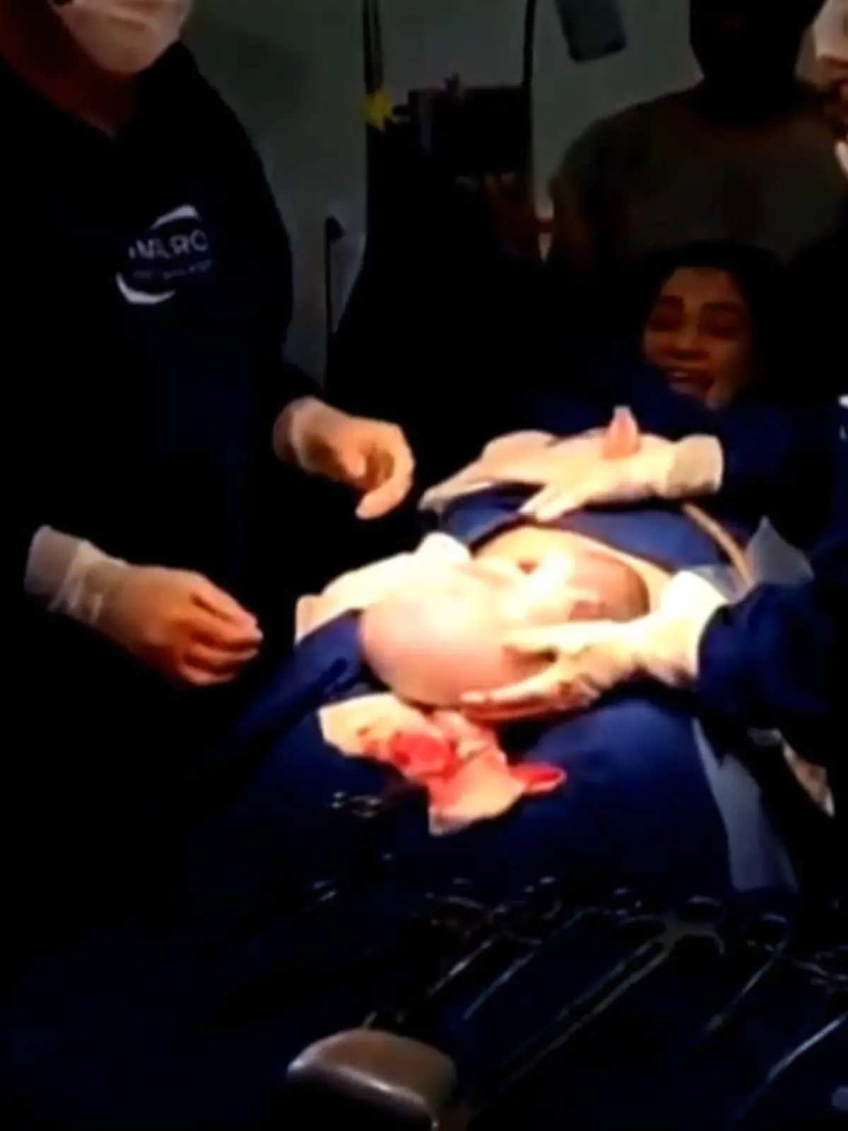 Es gibt wohl kaum etwas Spektakuläreres als eine Geburt. Aber manchmal setzt die Natur noch einen drauf: die Glückshaube. Das bedeutet, dass das Baby in einer intakten Fruchtblase geboren wird. Genau das ist jetzt in Brasilien bei einer Zwillingsgeburt passiert.