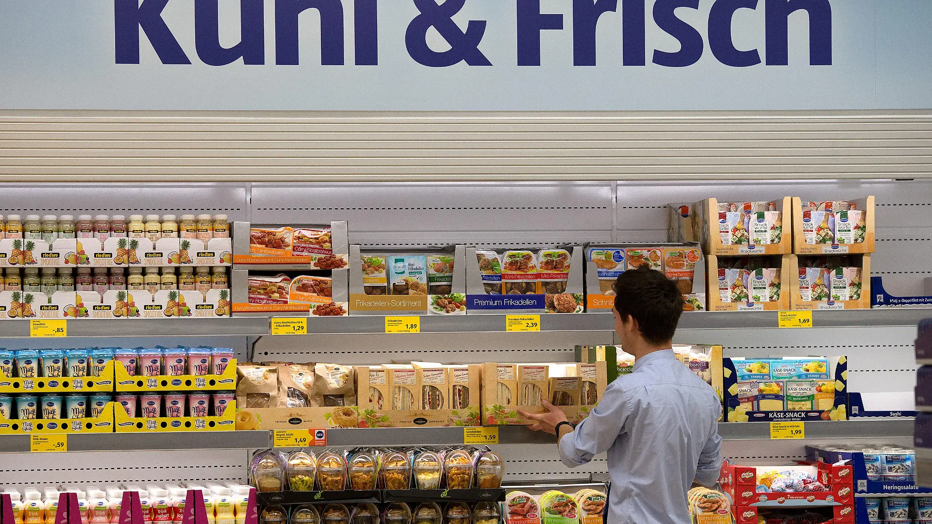 ARCHIV - Ein Aldi-Mitarbeiter befüllt am 27.06.2014 in Düsseldorf (Nordrhein-Westfalen) in der Aldi-Filiale an der Königsallee die Regale. Deutschlands größter Discounter Aldi will seine Kunden künftig auch über die Herkunft des Fleisches in verarbeiteten Produkten wie Chili con Carne oder Nudeln Bolognese informieren.  Foto: Federico Gambarini/dpa (zu dpa "Aldi plant mehr Transparenz bei Fleischprodukten" vom 04.09.2014) +++(c) dpa - Bildfunk+++