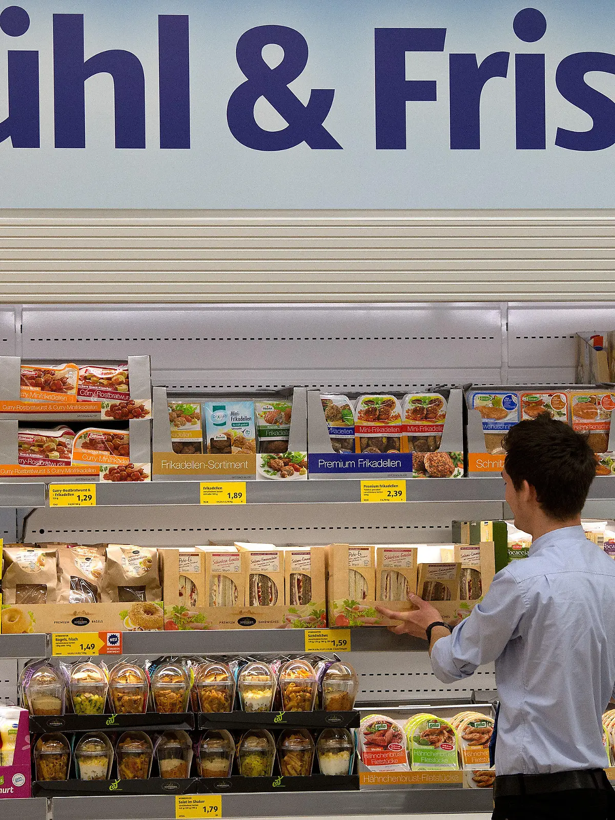 ARCHIV - Ein Aldi-Mitarbeiter befüllt am 27.06.2014 in Düsseldorf (Nordrhein-Westfalen) in der Aldi-Filiale an der Königsallee die Regale. Deutschlands größter Discounter Aldi will seine Kunden künftig auch über die Herkunft des Fleisches in verarbeiteten Produkten wie Chili con Carne oder Nudeln Bolognese informieren.  Foto: Federico Gambarini/dpa (zu dpa "Aldi plant mehr Transparenz bei Fleischprodukten" vom 04.09.2014) +++(c) dpa - Bildfunk+++