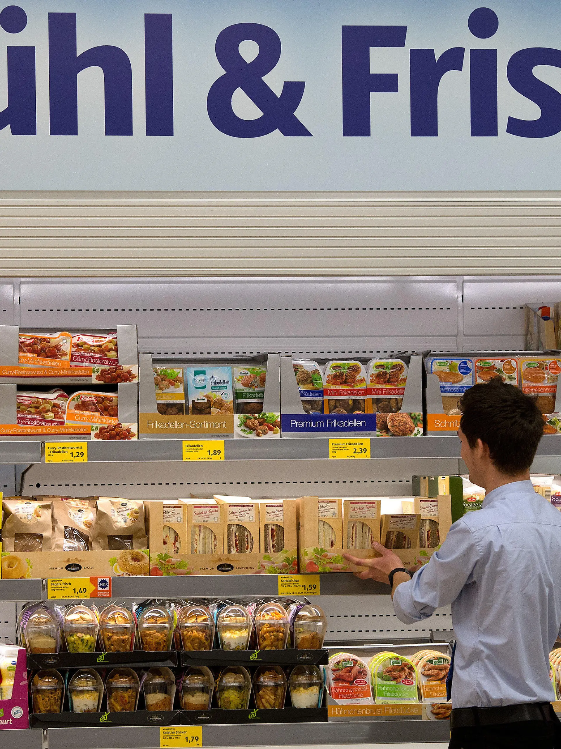 ARCHIV - Ein Aldi-Mitarbeiter befüllt am 27.06.2014 in Düsseldorf (Nordrhein-Westfalen) in der Aldi-Filiale an der Königsallee die Regale. Deutschlands größter Discounter Aldi will seine Kunden künftig auch über die Herkunft des Fleisches in verarbeiteten Produkten wie Chili con Carne oder Nudeln Bolognese informieren.  Foto: Federico Gambarini/dpa (zu dpa "Aldi plant mehr Transparenz bei Fleischprodukten" vom 04.09.2014) +++(c) dpa - Bildfunk+++