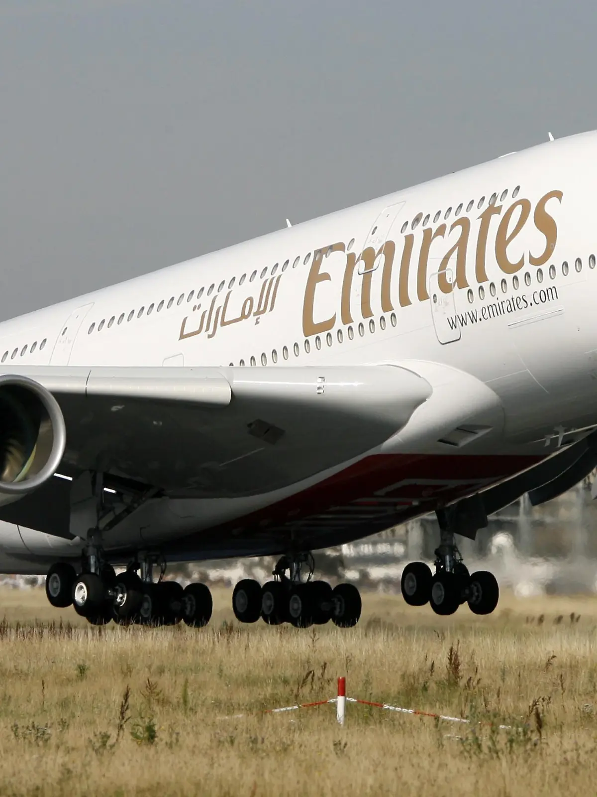 ARCHIV - 29.07.2008, Nordrhein-Westfalen, Hamburg: Der erste Airbus A380, der im Airbus-Werk in Hamburg-Finkenwerder an die arabische Airline Emirates ausgeliefert wurde, startet am 29.07.2008 vom Werksflughafen in Finkenwerder Richtung Dubai. (Zu dpa: «Airbus liefert letzten A380 an Emirates aus») Foto: Maurizio Gambarini/dpa +++ dpa-Bildfunk +++