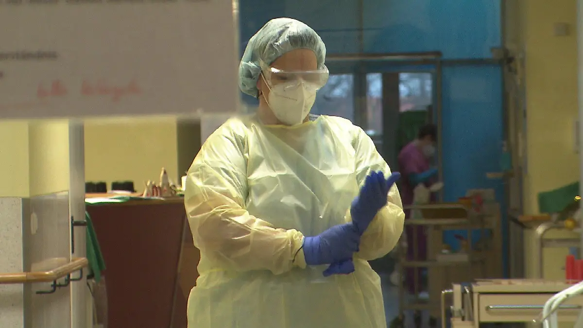 Inka Hanspach packt im Klinikum Finsterwald jetzt als Helferin auf der Corona-Station mit an.