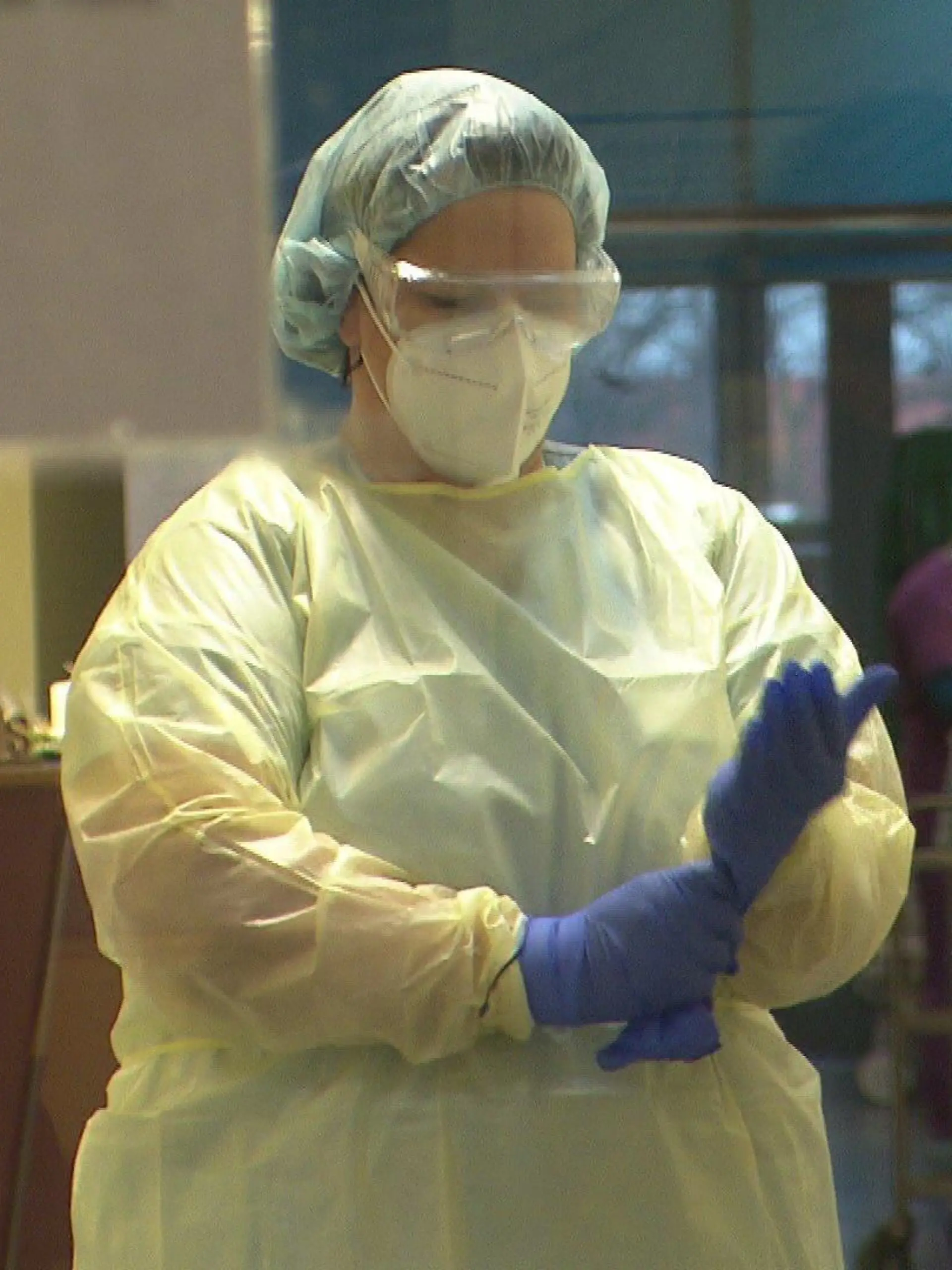 Inka Hanspach packt im Klinikum Finsterwald jetzt als Helferin auf der Corona-Station mit an.