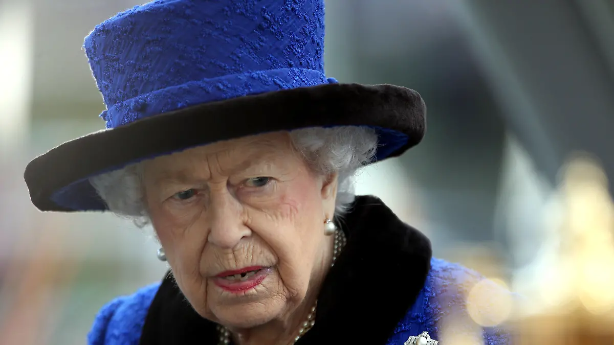 ARCHIV - 16.10.2021, Großbritannien, Ascot: Die britische Königin Elizabeth II. vor der Überreichung der Trophäe nach den Qipco British Champions Fillies & Mares Stakes während des Qipco British Champions Day auf der Rennbahn von Ascot. (zu dpa: «Queen sucht neuen Gärtner - Gehalt überhaupt nicht königlich») Foto: Steven Paston/PA Wire/dpa +++ dpa-Bildfunk +++