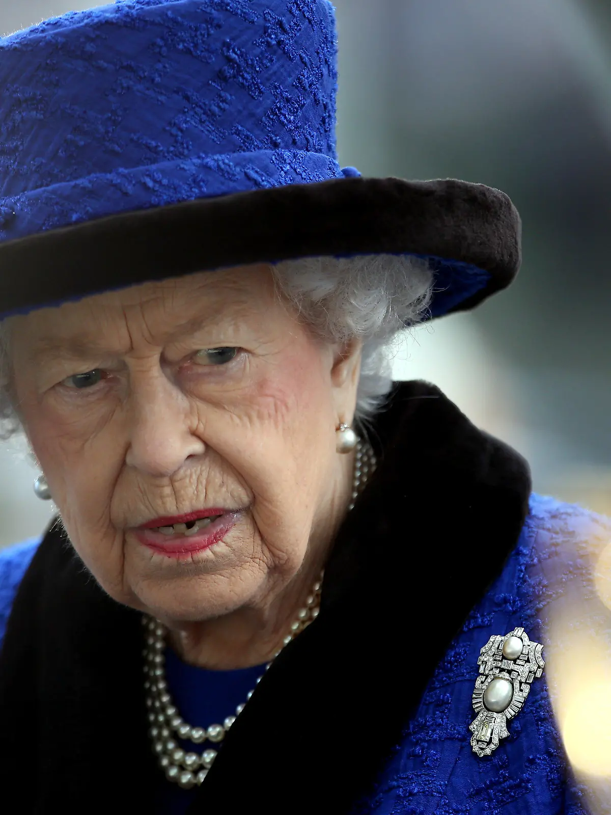ARCHIV - 16.10.2021, Großbritannien, Ascot: Die britische Königin Elizabeth II. vor der Überreichung der Trophäe nach den Qipco British Champions Fillies & Mares Stakes während des Qipco British Champions Day auf der Rennbahn von Ascot. (zu dpa: «Queen sucht neuen Gärtner - Gehalt überhaupt nicht königlich») Foto: Steven Paston/PA Wire/dpa +++ dpa-Bildfunk +++