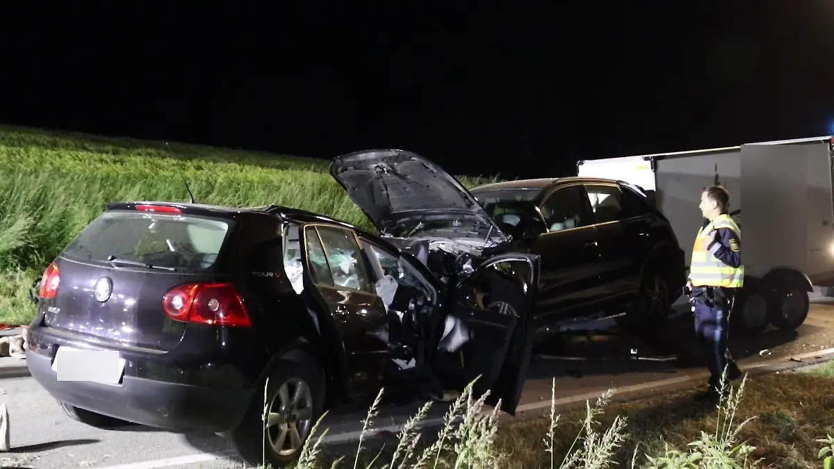 Der VW Golf (links) und der Audi mit Anhänger (rechts) sind frontal ineinander gekracht. Noch ist nicht klar, wie es dazu kam.
