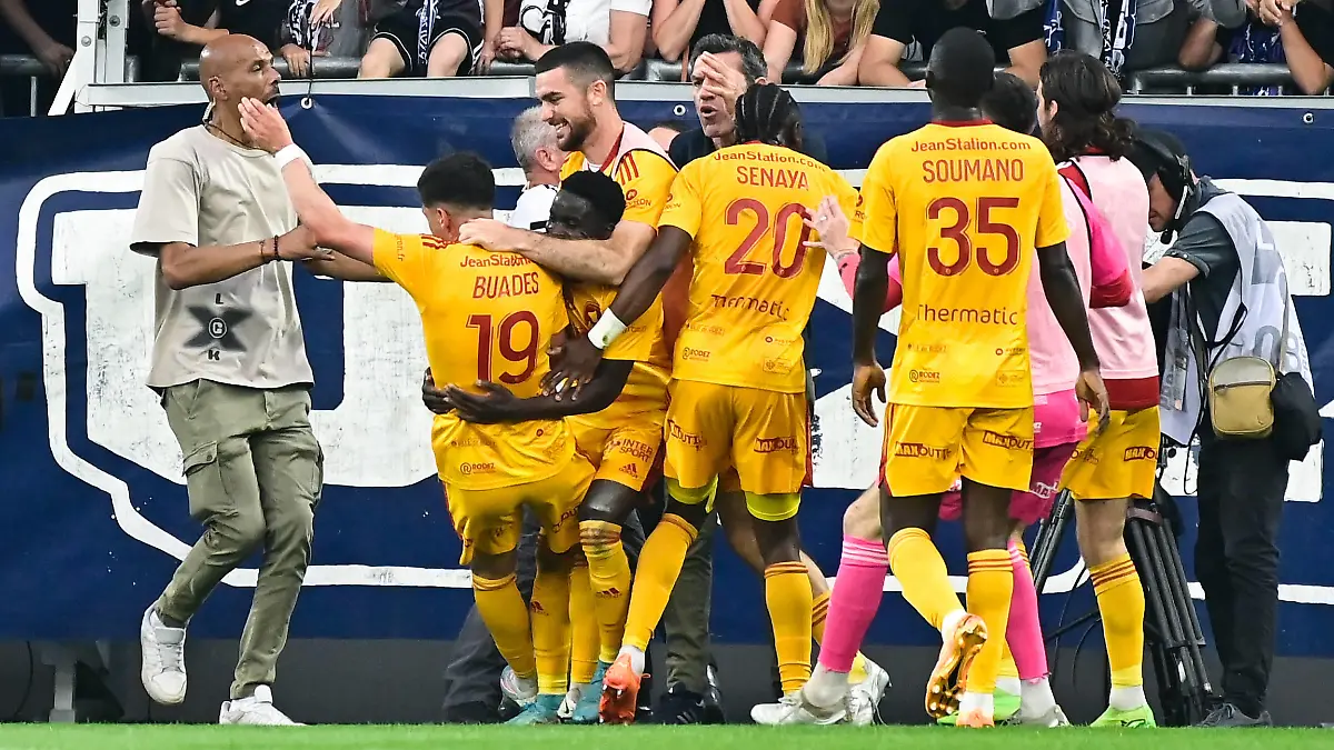 Joie des joueurs de Rodez apres le but de Lucas BUADES 19 - Rodez - FOOTBALL : Bordeaux vs Rodez - Ligue 2 - 02/06/2023 FedericoPestellini/Panoramic PUBLICATIONxNOTxINxFRAxITAxBEL