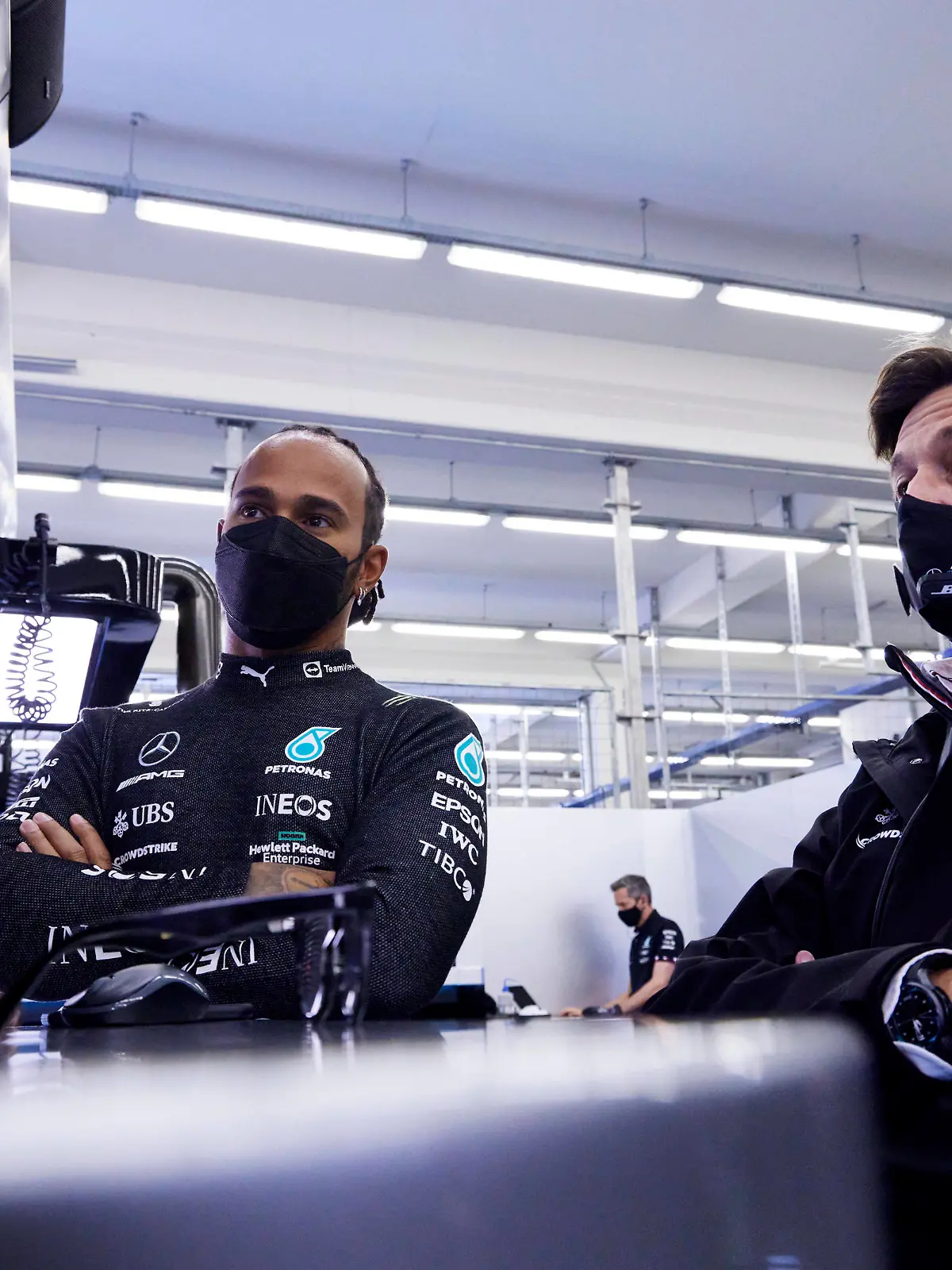 Formula 1 2021: Turkish GP ISTANBUL PARK, TURKEY - OCTOBER 09: Sir Lewis Hamilton, Mercedes, and Toto Wolff, Team Principal and CEO, Mercedes AMG, in the garage during the Turkish GP at Istanbul Park on Saturday October 09, 2021, Turkey. Photo by Steve Etherington / LAT Images Images PUBLICATIONxINxGERxSUIxAUTxHUNxONLY GP2116_090104SNE45128 