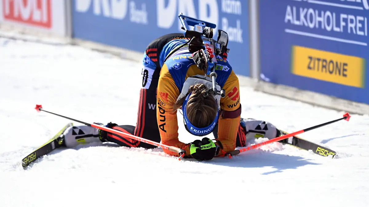 21.02.2021, Slowenien, Pokljuka: Biathlon: Weltmeisterschaft, Massenstart 12,5 km, Damen. Franziska Preuß aus Deutschland liegt im Ziel. Sie belegte den sechsten Platz. Foto: Sven Hoppe/dpa +++ dpa-Bildfunk +++