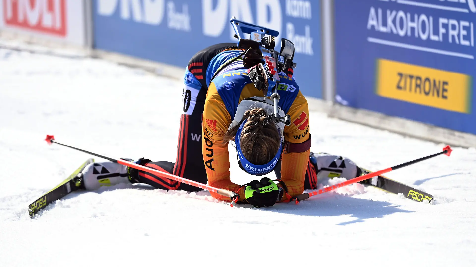 21.02.2021, Slowenien, Pokljuka: Biathlon: Weltmeisterschaft, Massenstart 12,5 km, Damen. Franziska Preuß aus Deutschland liegt im Ziel. Sie belegte den sechsten Platz. Foto: Sven Hoppe/dpa +++ dpa-Bildfunk +++