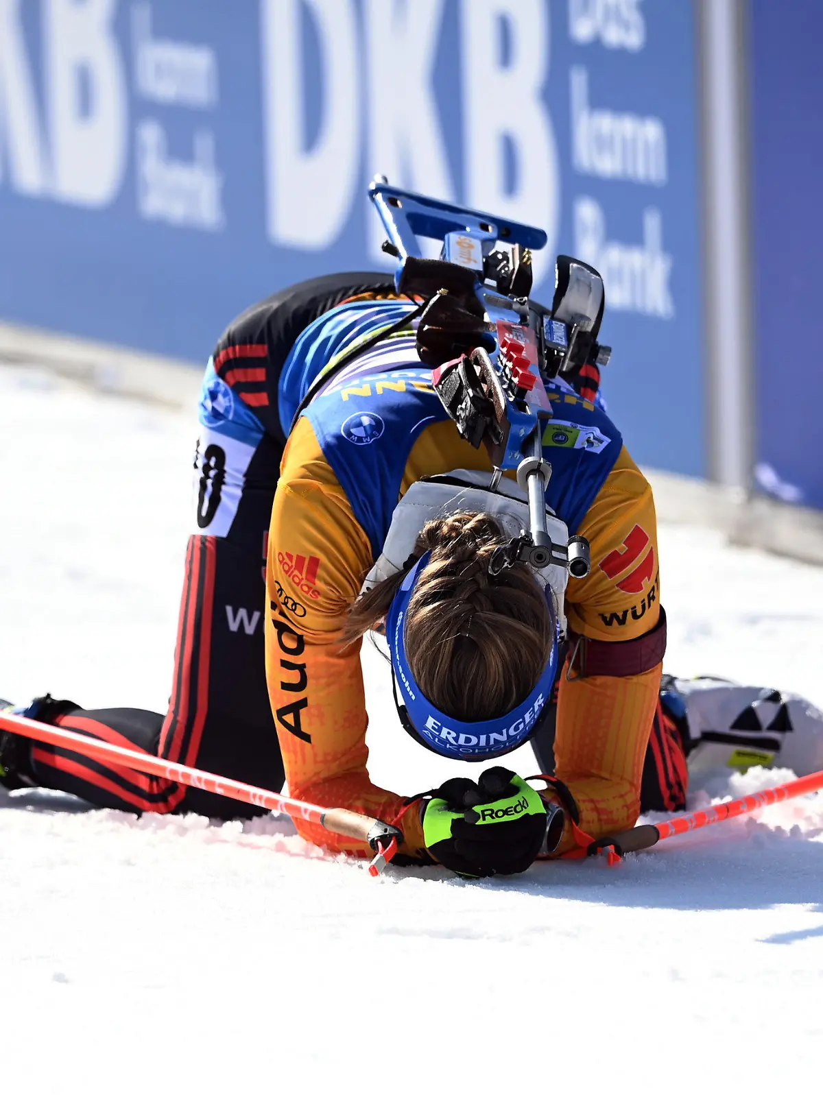 21.02.2021, Slowenien, Pokljuka: Biathlon: Weltmeisterschaft, Massenstart 12,5 km, Damen. Franziska Preuß aus Deutschland liegt im Ziel. Sie belegte den sechsten Platz. Foto: Sven Hoppe/dpa +++ dpa-Bildfunk +++