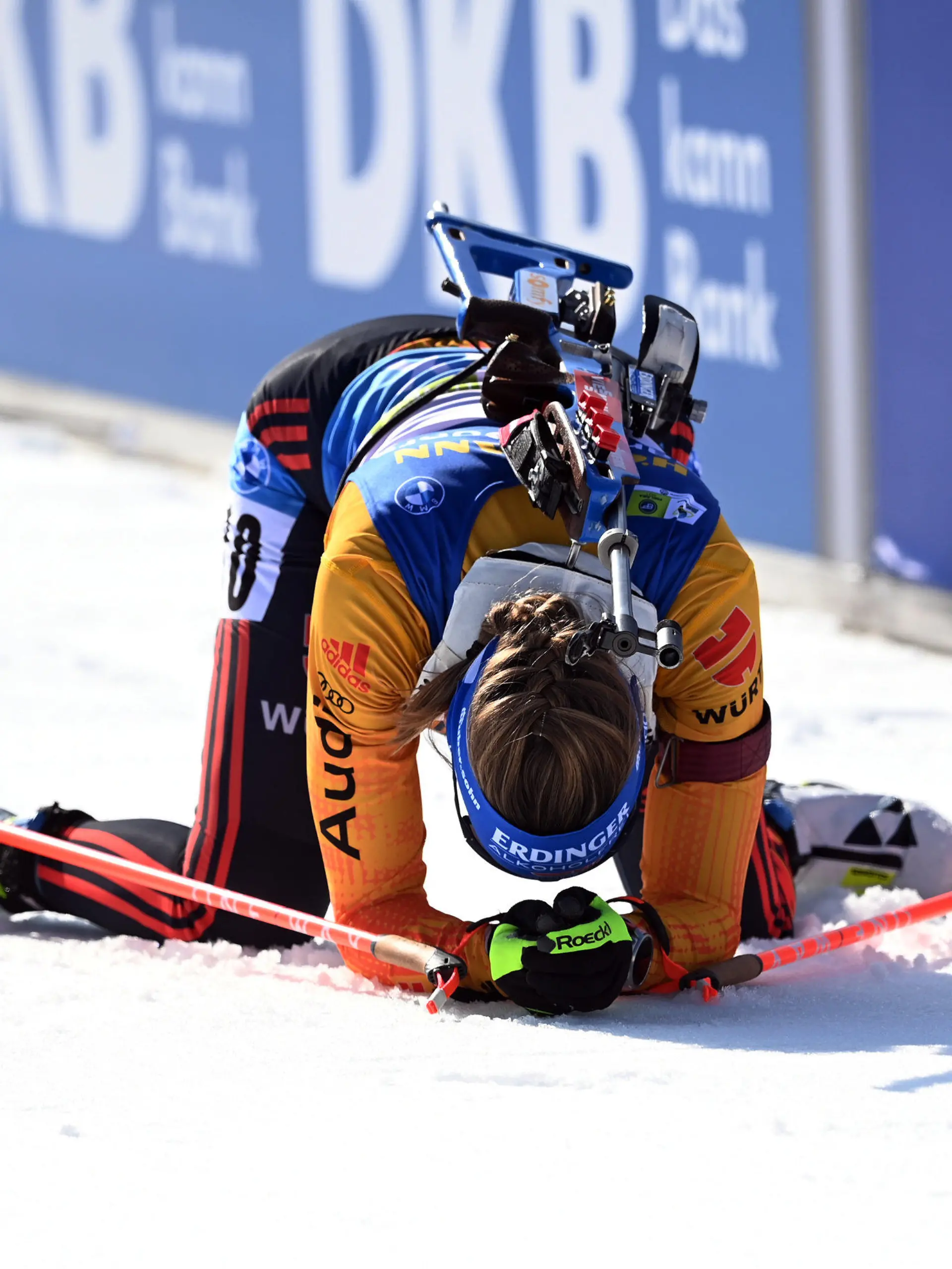 21.02.2021, Slowenien, Pokljuka: Biathlon: Weltmeisterschaft, Massenstart 12,5 km, Damen. Franziska Preuß aus Deutschland liegt im Ziel. Sie belegte den sechsten Platz. Foto: Sven Hoppe/dpa +++ dpa-Bildfunk +++