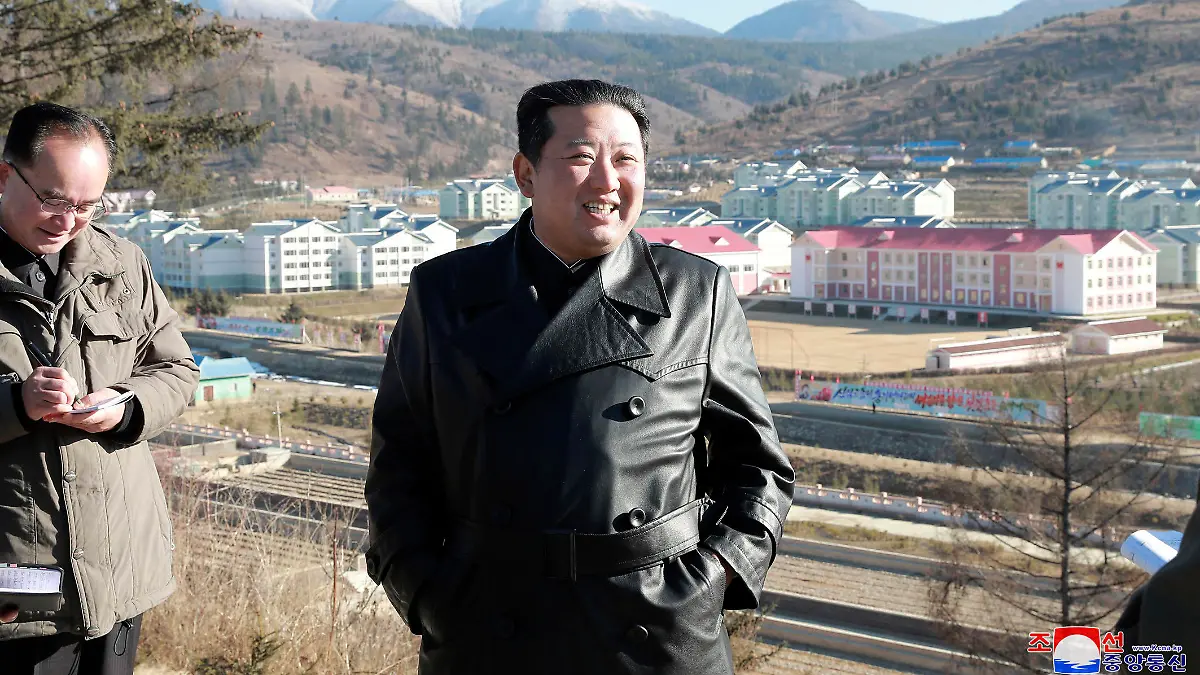 HANDOUT - 16.11.2021, Nordkorea, Samjiyon: Auf diesem undatierten, am 16. November 2021 zur Verfügung gestellen Foto inspiziert der nordkoreanische Führer Kim Jong Un eine  Baustelle in der Provinz Ryanggang. ACHTUNG: Das Foto wurde von der staatlichen nordkoreanischen Nachrichtenagentur KCNA zur Verfügung gestellt. Sein Inhalt kann nicht eindeutig verifiziert werden. Foto: Uncredited/KCNA via KNS/dpa +++ dpa-Bildfunk +++