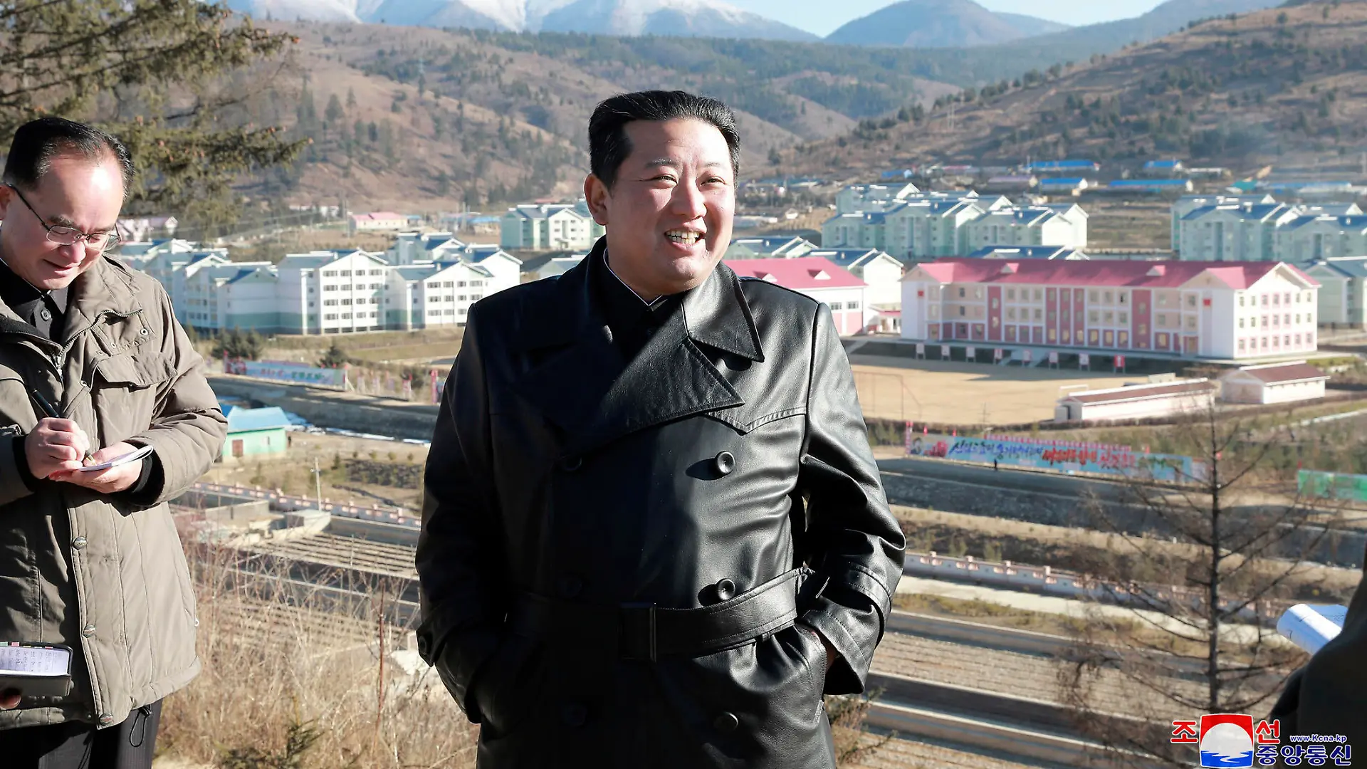 HANDOUT - 16.11.2021, Nordkorea, Samjiyon: Auf diesem undatierten, am 16. November 2021 zur Verfügung gestellen Foto inspiziert der nordkoreanische Führer Kim Jong Un eine Baustelle in der Provinz Ryanggang. ACHTUNG: Das Foto wurde von der staatlichen nordkoreanischen Nachrichtenagentur KCNA zur Verfügung gestellt. Sein Inhalt kann nicht eindeutig verifiziert werden. Foto: Uncredited/KCNA via KNS/dpa +++ dpa-Bildfunk +++