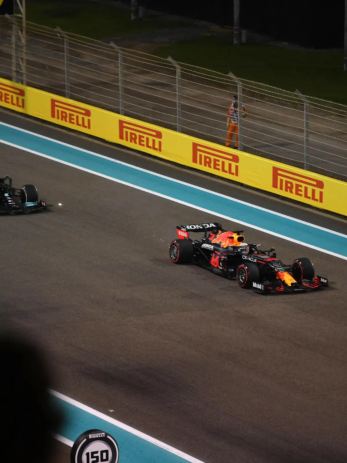 Sport Bilder des Tages Formula 1 2021: Abu Dhabi GP YAS MARINA CIRCUIT, UNITED ARAB EMIRATES - DECEMBER 12: Max Verstappen, Red Bull Racing RB16B, passes Sir Lewis Hamilton, Mercedes W12, for the lead on the final lap during the Abu Dhabi GP at Yas Marina Circuit on Sunday December 12, 2021 in Abu Dhabi, United Arab Emirates. Photo by Simon Galloway / LAT Images Images PUBLICATIONxINxGERxSUIxAUTxHUNxONLY GP2122_143243SG2_5250
