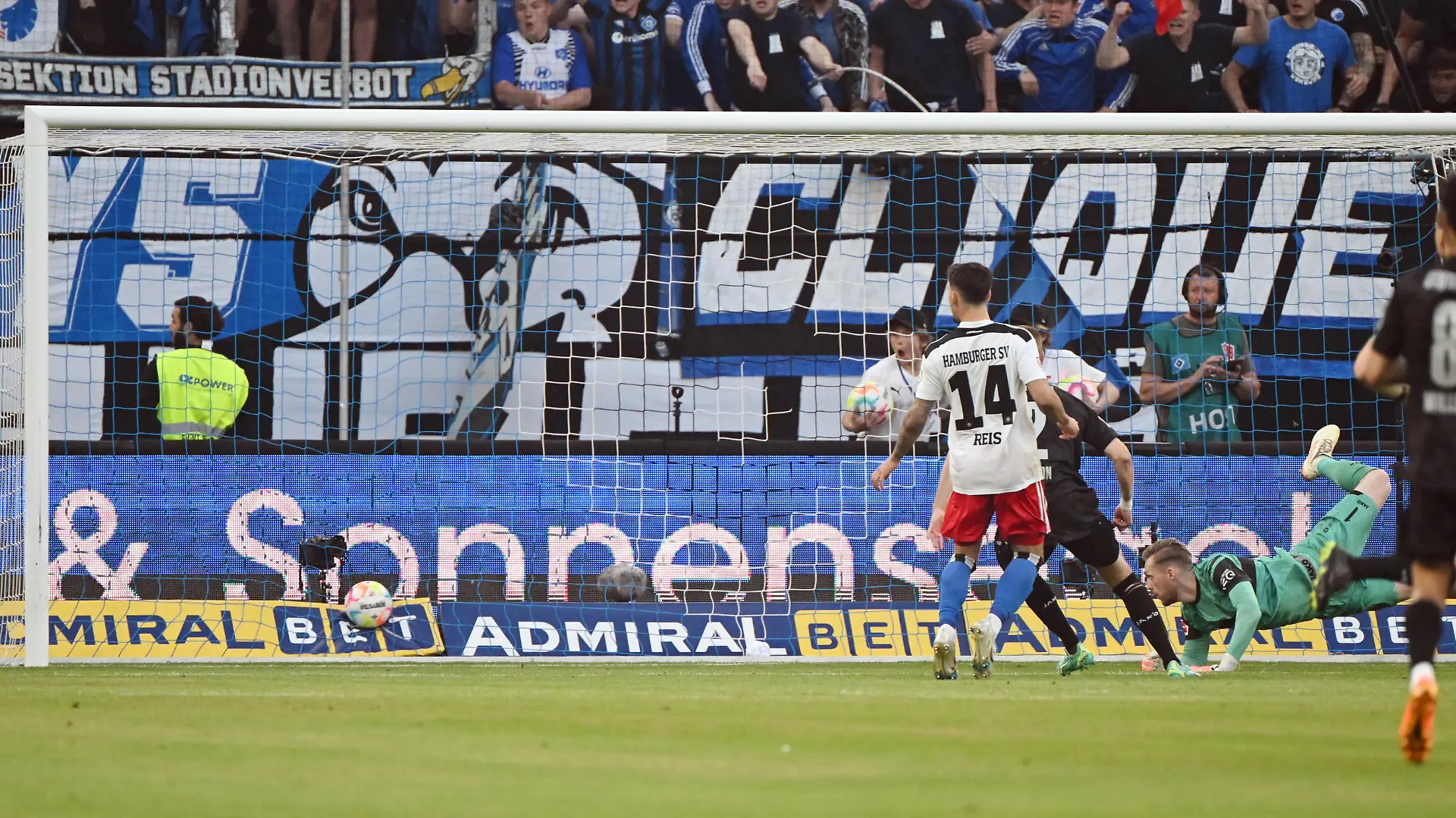 Fussball, Herren, Saison 2022/23, Relegation zur 1. Bundesliga Rückspiel, Hamburger SV - VfB Stuttgart, Florian Müller VfB Stuttgart Tor 1:0 Kittel nicht im Bild , 05.06.2023 *** Football, Men, Season 2022 23, Relegation to 1 Bundesliga second leg , Hamburger SV VfB Stuttgart, Florian Müller VfB Stuttgart goal 1 0 Kittel not in picture , 05 06 2023 Copyright: xMatthiasxKochx