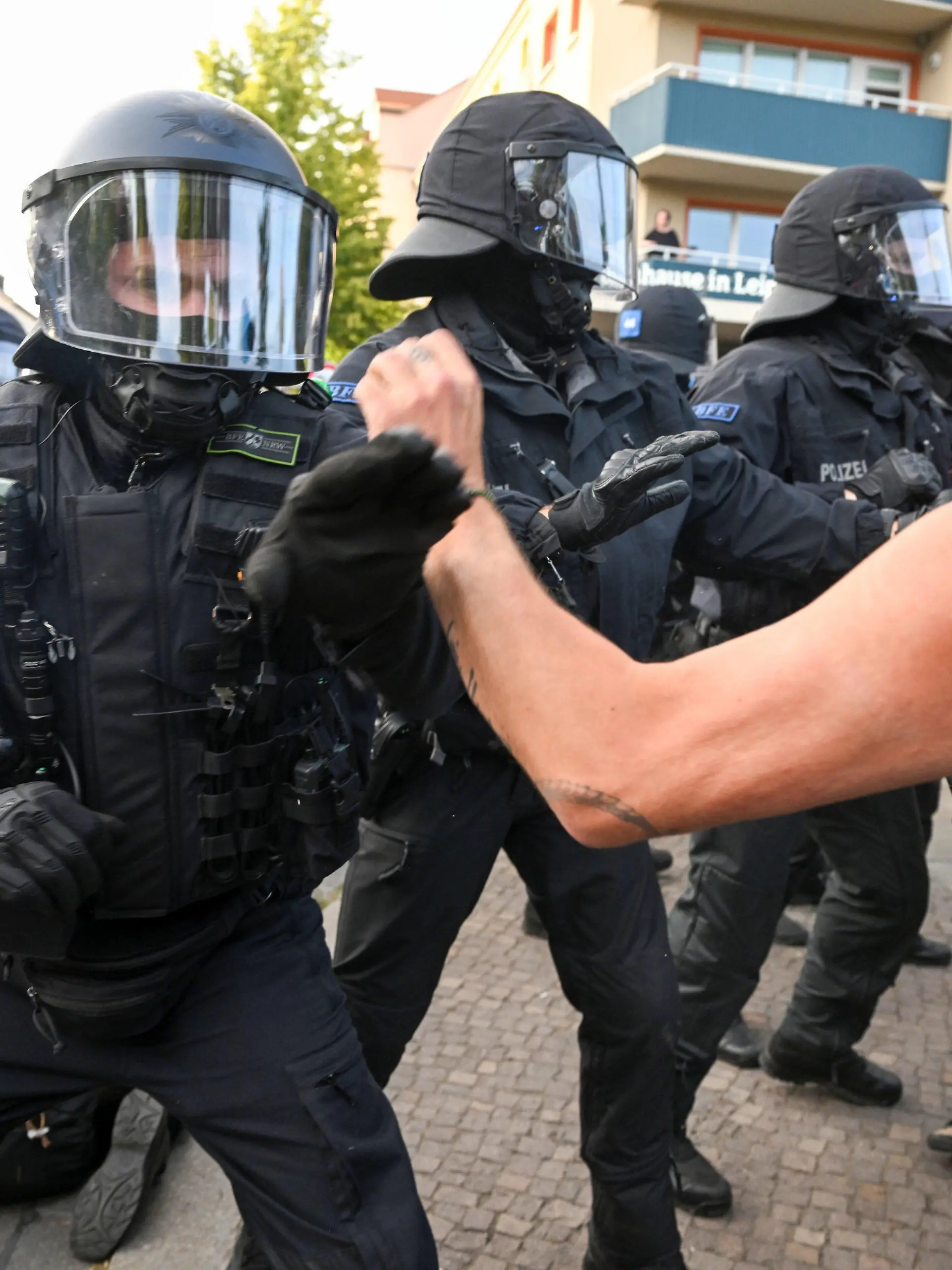 03.06.2023, Sachsen, Leipzig: Bei Protesten gegen das Urteil im Prozess gegen Lina E. in Leipzig rangeln Polizisten und ein Demonstranten. Das Oberlandesgericht Dresden hatte die Studentin Lina E. zu fünf Jahren und drei Monaten Freiheitsstrafe verurteilt. Seit langem wird in der linken Szene für den sogenannten «Tag X» mobilisiert. Foto: Robert Michael/dpa +++ dpa-Bildfunk +++